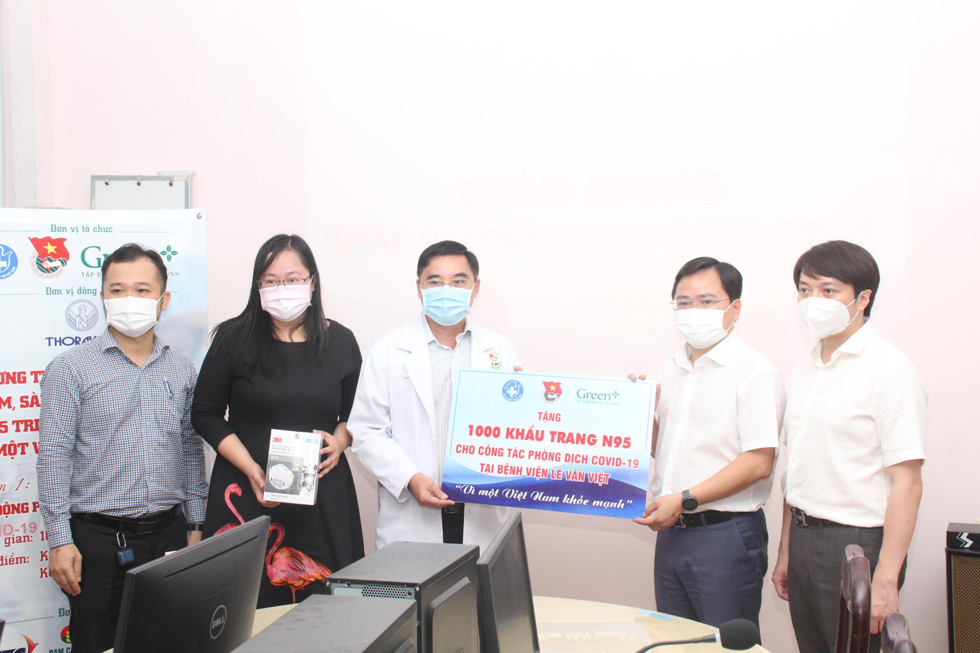 Anh Nguyễn Anh Tuấn trao 1.000 khẩu trang y tế cho đại diện Bệnh viện Lê Văn Việt Anh Nguyễn Anh Tuấn trao 1.000 khẩu trang y tế cho đại diện Bệnh viện Lê Văn Việt