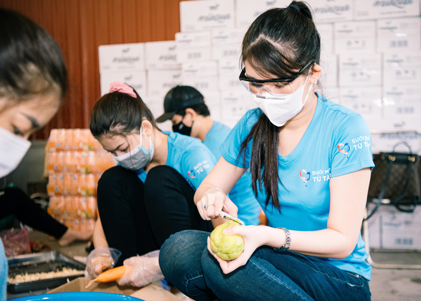 Hoa hậu Lê Âu Ngân Anh chuẩn bị bữa ăn tại bếp. Hoa hậu Lê Âu Ngân Anh chuẩn bị bữa ăn tại bếp.