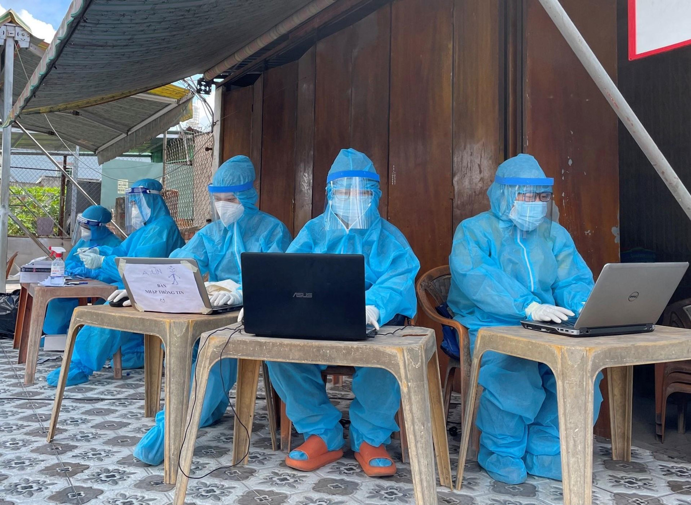 Ngọc Linh và đồng đội tham gia nhập liệu hỗ trợ công tác lấy mẫu xét nghiệm, tiêm vắc xin... Những ngày khoác lên mình bộ bảo hộ kín mít gây ám ảnh với cô giáo trẻ Ngọc Linh khi phải chịu tình trạng bức bí, cơ thể ướt đẫm mồ hôi (Ảnh: NVCC) Ngọc Linh và đồng đội tham gia nhập liệu hỗ trợ công tác lấy mẫu xét nghiệm, tiêm vắc xin... Những ngày khoác lên mình bộ bảo hộ kín mít gây ám ảnh với cô giáo trẻ Ngọc Linh khi phải chịu tình trạng bức bí, cơ thể ướt đẫm mồ hôi (Ảnh: NVCC)