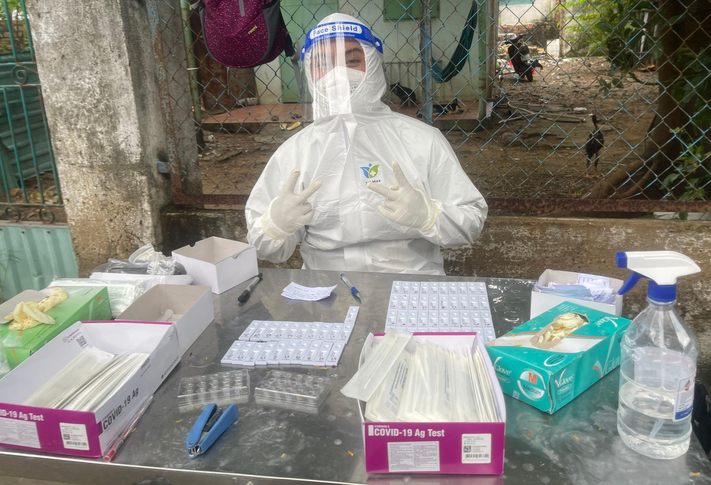 Văn Tài năng nổ hỗ trợ công tác chống dịch trên địa bàn TP. Thủ Đức ngay sau kỳ thi Tốt nghiệp THPT - Ảnh: NVCC