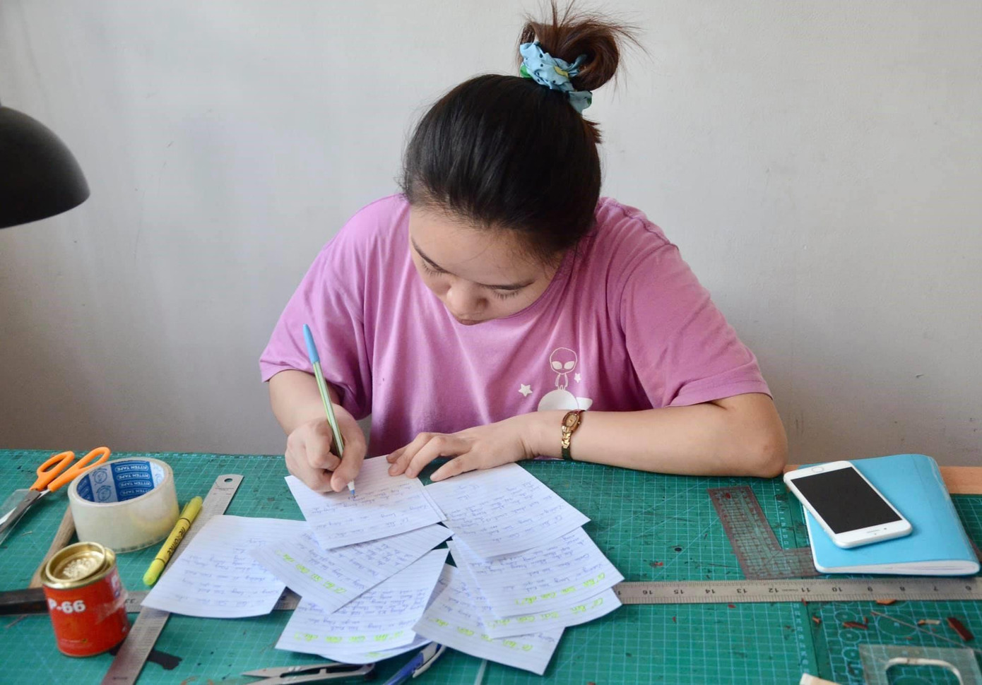 Mỗi gói quà gửi tặng các nơi cần, bạn gái anh Lập còn đính kèm những lời động viên, chia sẻ.