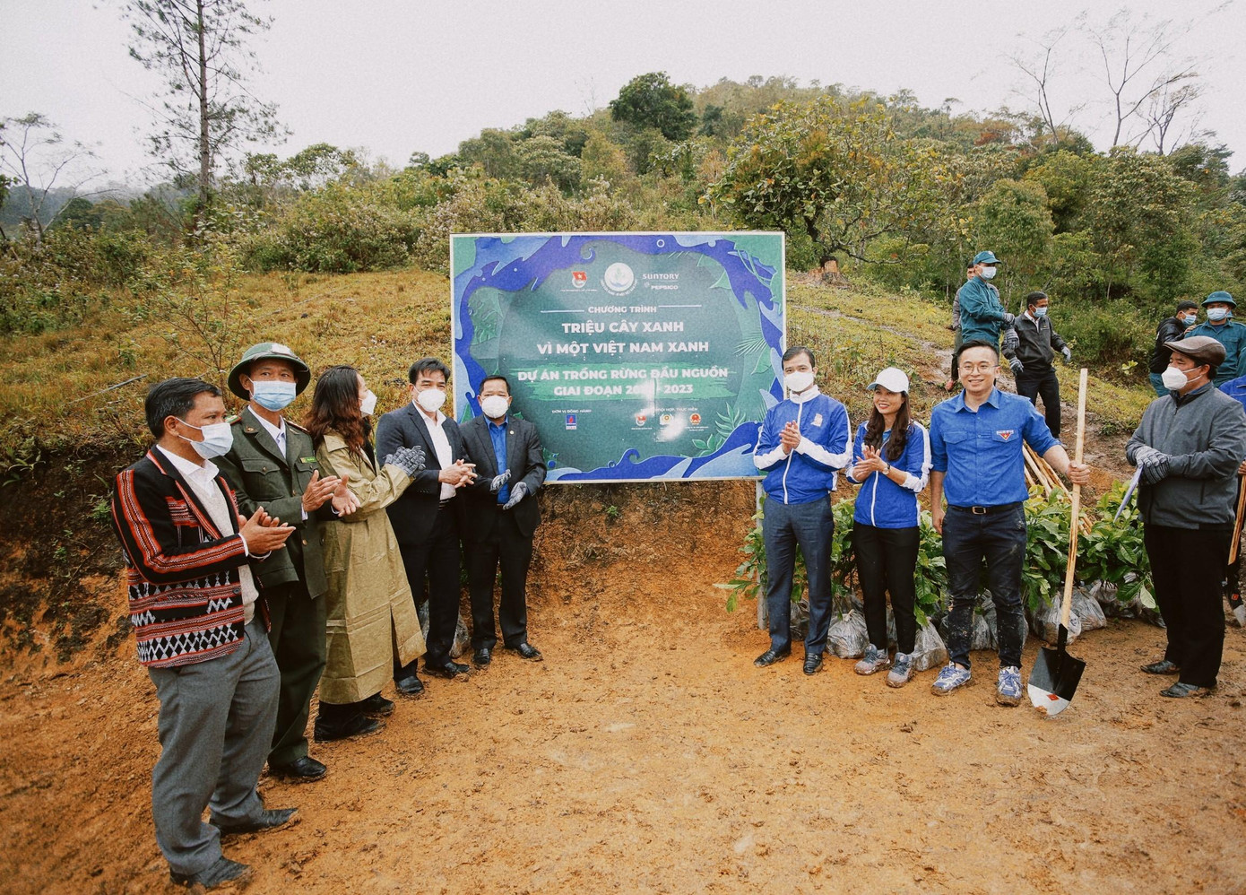 Anh Bùi Quang Huy và các đại biểu tiến hành nghi thức đặt bảng lưu niệm hoạt động trồng rừng tại huyện Tây Giang, tỉnh Quảng Nam - Ảnh: CTV Anh Bùi Quang Huy và các đại biểu tiến hành nghi thức đặt bảng lưu niệm hoạt động trồng rừng tại huyện Tây Giang, tỉnh Quảng Nam - Ảnh: CTV
