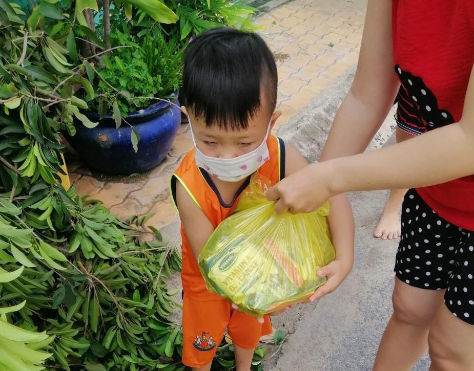 Người dân đón nhận phần quà của mẹ con chị Diệu. Người dân đón nhận phần quà của mẹ con chị Diệu.