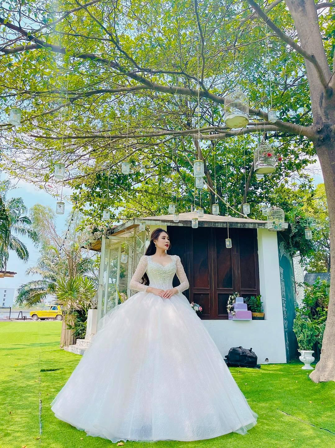 Hồ Bích Trâm là một trong những nghệ sỹ chịu ảnh hưởng nặng từ dịch bệnh COVID-19. Sau khi phải hủy lễ công chiếu dự án phim Tết vừa rồi (bộ phim "Về nhà ăn Tết"), đến nay cô không thể tổ chức đám cưới theo đúng kế hoạch ban đầu.