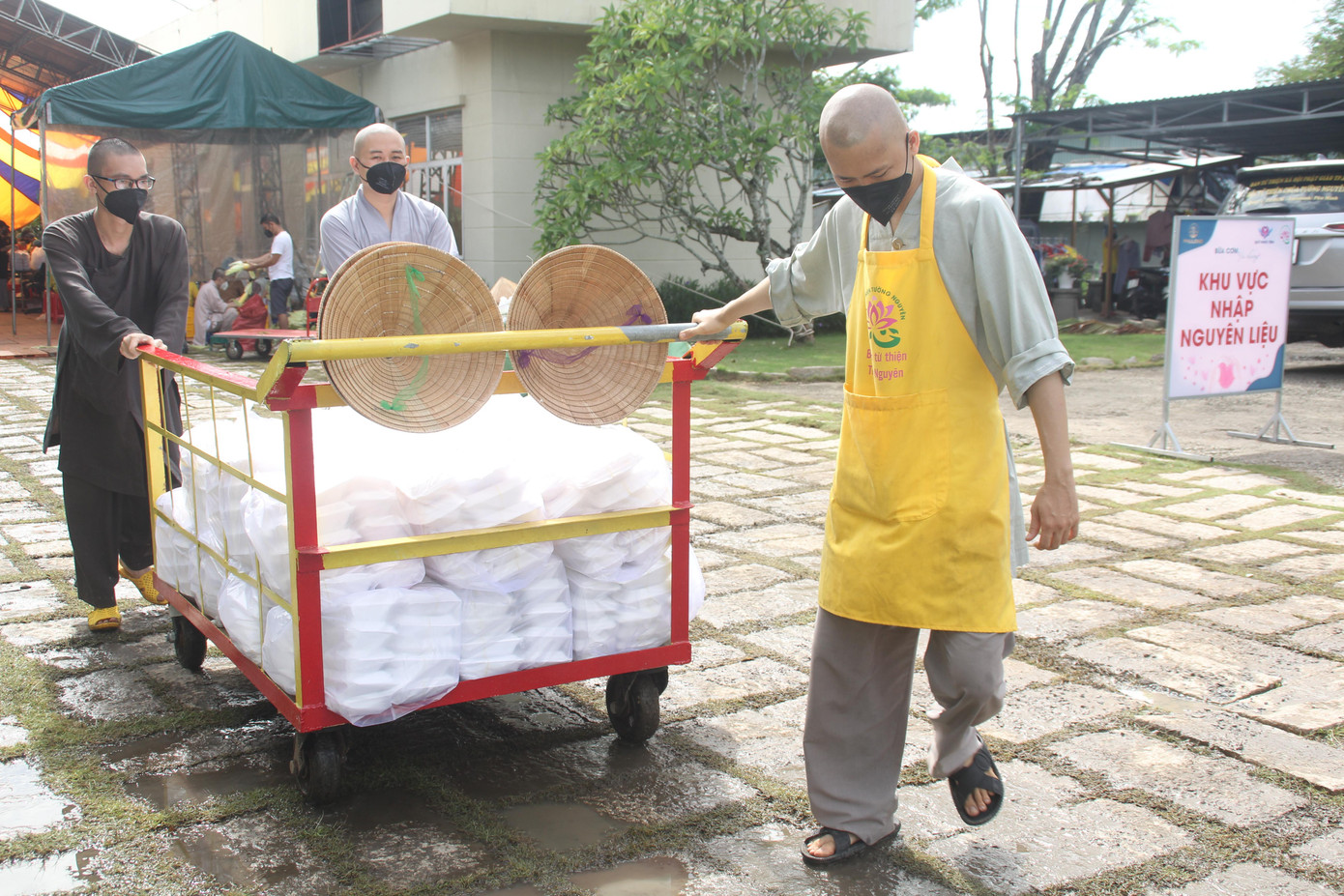 Sư thầy sắp xếp các phần cơm chuẩn bị chia sẻ đến các nơi cần. Sư thầy sắp xếp các phần cơm chuẩn bị chia sẻ đến các nơi cần.