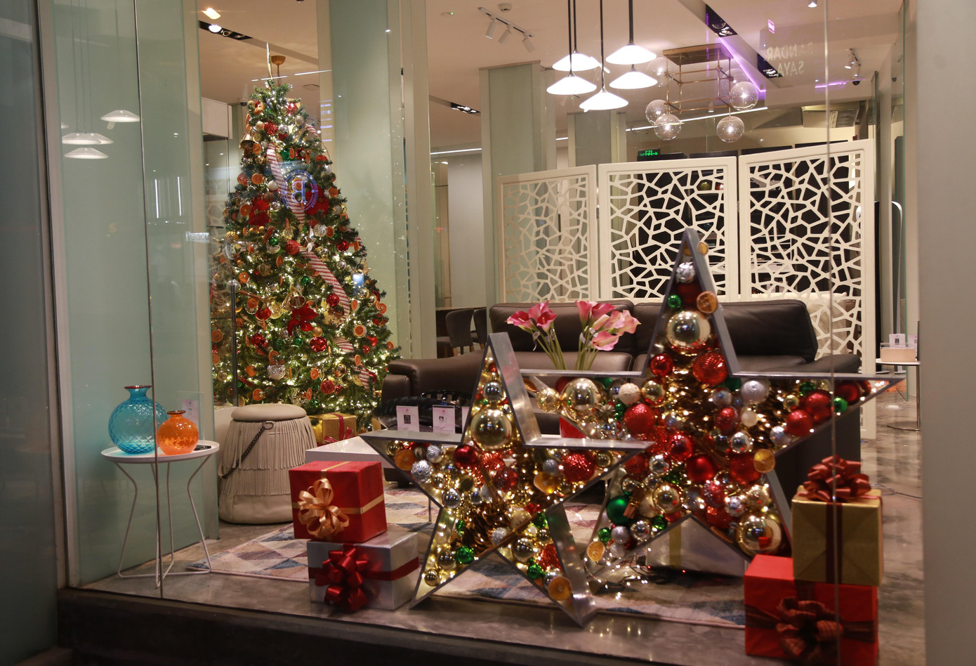 Góc sắp đặt Giáng sinh sang chảnh ở một cơ sở kinh doanh tại khu vực trung tâm thành phố.