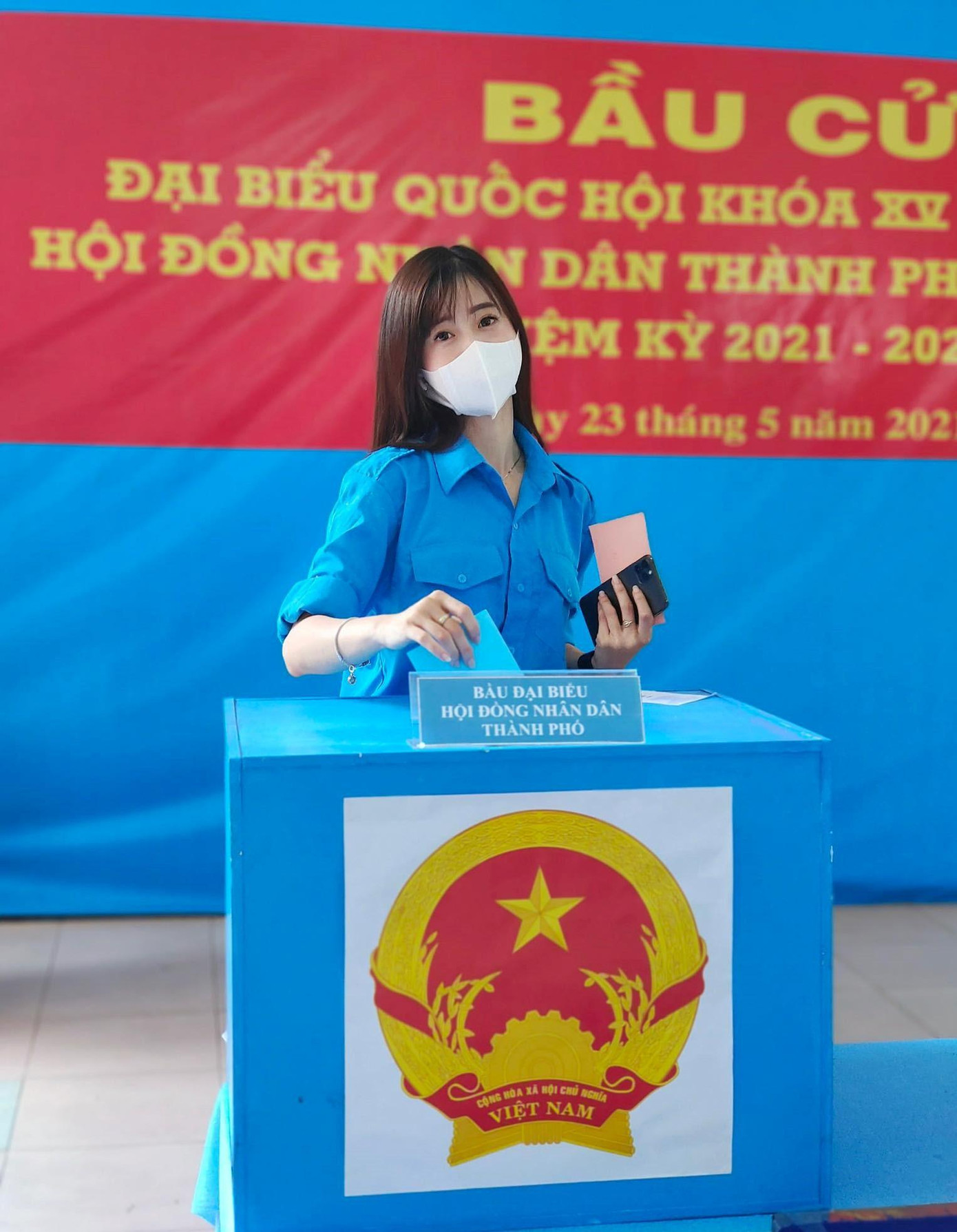 Vận động viên Taekwondo Châu Tuyết Vân thực hiện quyền công dân của mình. &quot;Hoa khôi làng võ&quot; Châu Tuyết Vân cũng là người ra ứng cử Hội đồng nhân dân TPHCM, nhiệm kỳ 2021-2026. Nữ vận động viên tài năng của TPHCM tranh cử với mong muốn thể hiện tiếng nói của mình góp phần lan tỏa tinh thần, năng lượng tích cực của thể dục thể thao đến với đông đảo thanh thiếu niên.