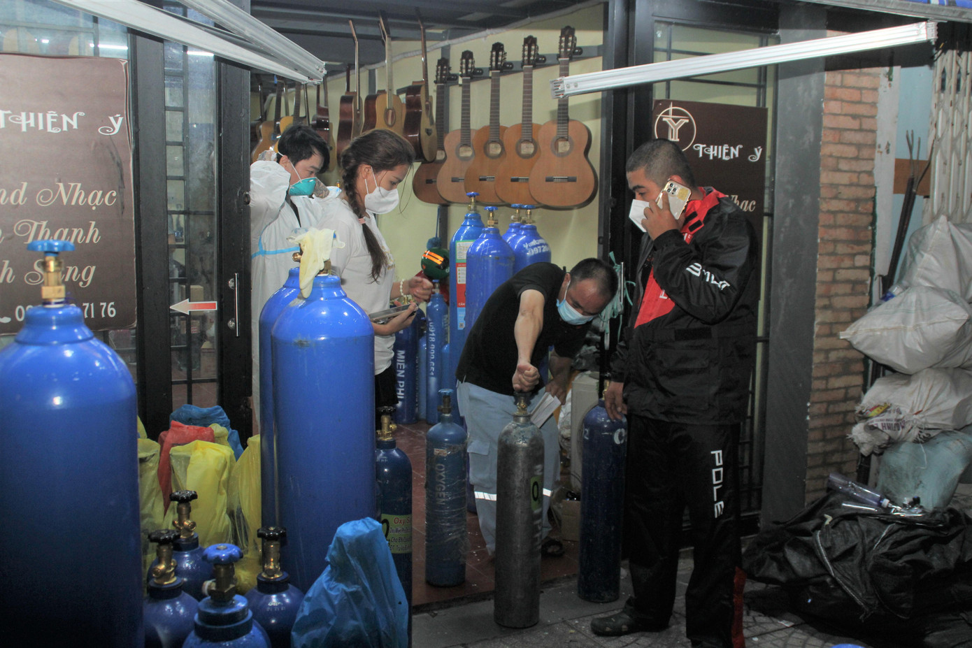 Trạm oxy của nhóm Oxy Sài Gòn hiện được đặt tại một căn nhà trên đường Hoàng Diệu, quận 4. Từ đây, các anh em mang bình oxy tỏa đến khắp các địa bàn để giúp người bệnh đang cần oxy cấp cứu. Trạm oxy của nhóm Oxy Sài Gòn hiện được đặt tại một căn nhà trên đường Hoàng Diệu, quận 4. Từ đây, các anh em mang bình oxy tỏa đến khắp các địa bàn để giúp người bệnh đang cần oxy cấp cứu.
