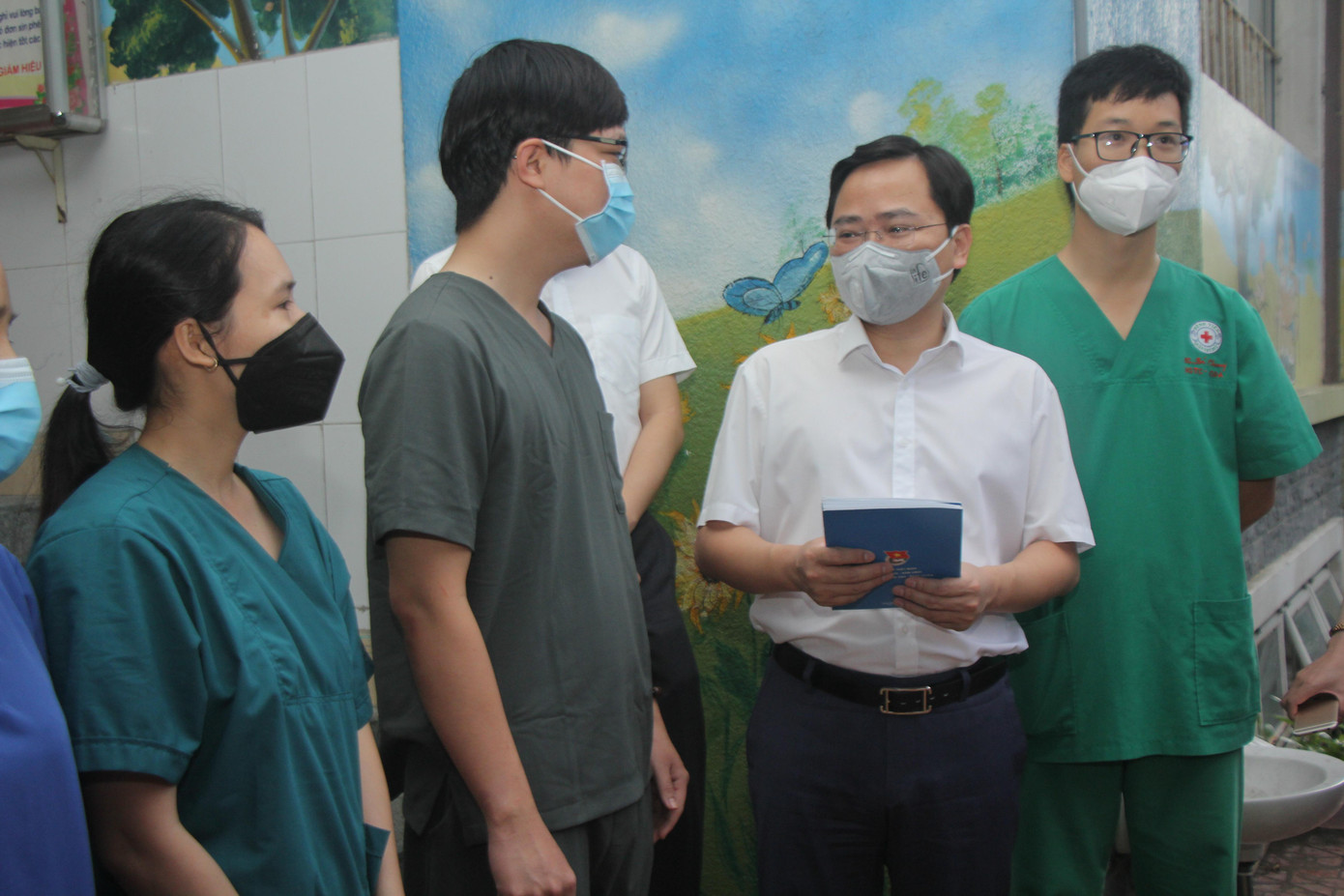 Bí thư thứ nhất Trung ương Đoàn Nguyễn Anh Tuấn trò chuyện với các y bác sĩ đang công tác tại Bệnh viện dã chiến Chung cư Bình Minh (TP. Thủ Đức) - Ảnh: Ngô Tùng