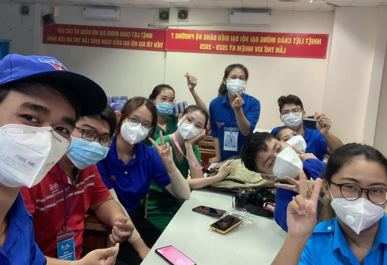 Sau chuỗi ngày hoạt động tình nguyện, Nhật Lệ trở thành "thủ lĩnh" của một nhóm bạn trẻ tình nguyện viên cùng chiến tuyến chống lại "giặc COVID". Sau chuỗi ngày hoạt động tình nguyện, Nhật Lệ trở thành "thủ lĩnh" của một nhóm bạn trẻ tình nguyện viên cùng chiến tuyến chống lại "giặc COVID".