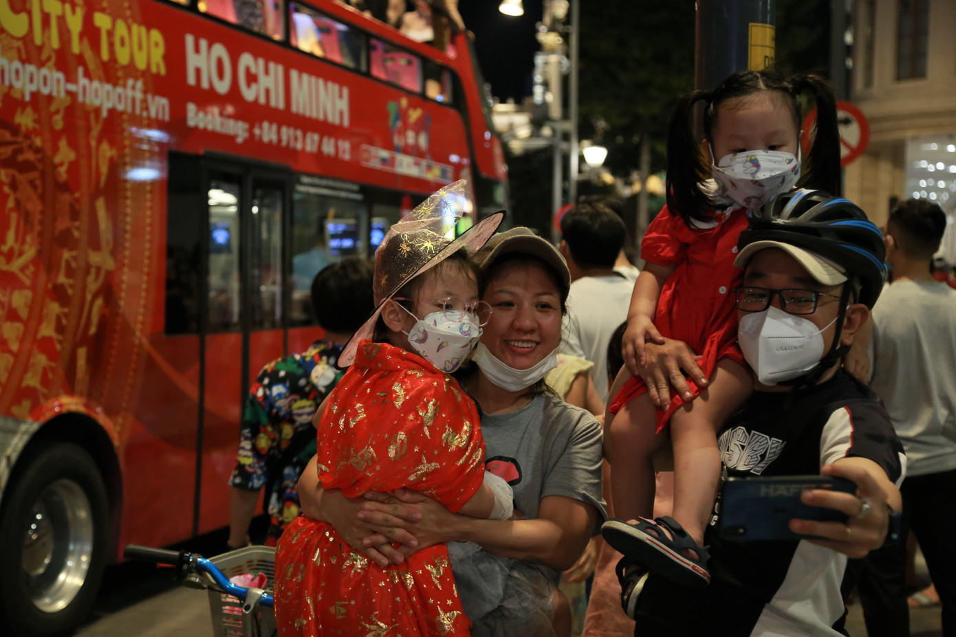 Gia đình trẻ cùng lưu lại bức ảnh kỷ niệm mùa Halloween... kín khẩu trang.