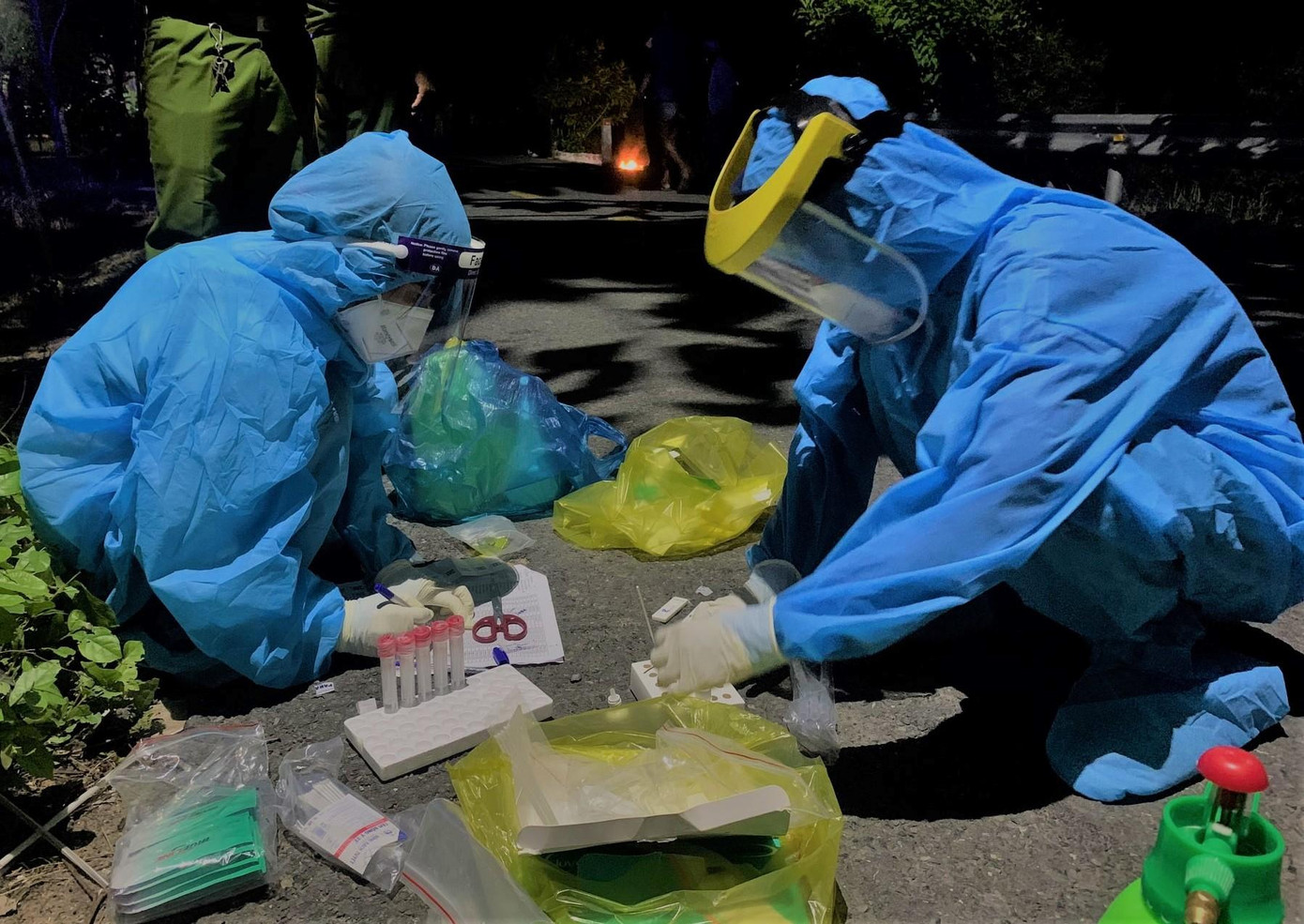 Nhóm thực hiện nhiệm vụ ngay trong đêm ở vùng khó khăn.