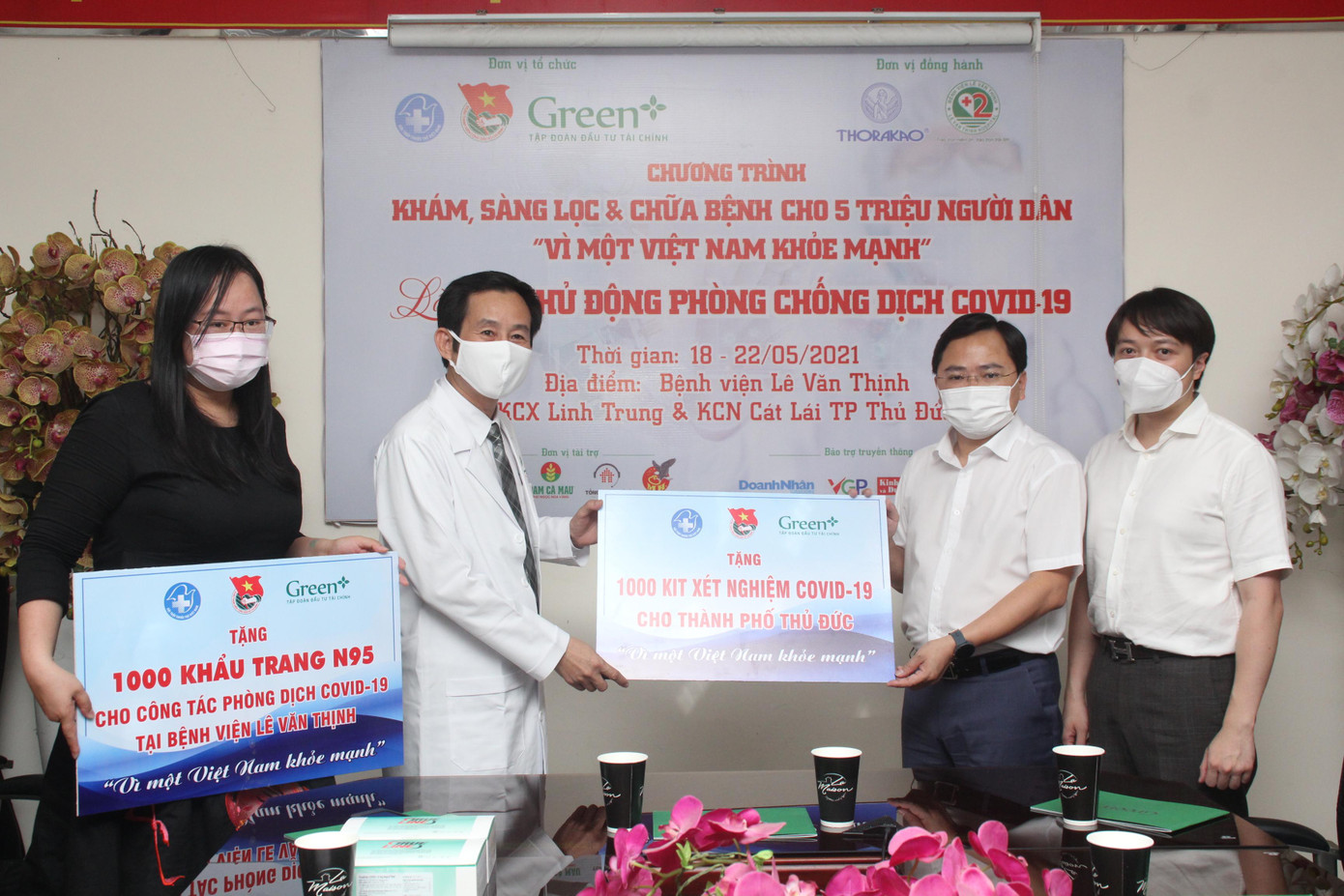 Anh Nguyễn Anh Tuấn trao 1.000 kit xét nghiệm COVID-19 để phục vụ công tác phòng chống dịch trong tình hình mới tại TP. Thủ Đức Anh Nguyễn Anh Tuấn trao 1.000 kit xét nghiệm COVID-19 để phục vụ công tác phòng chống dịch trong tình hình mới tại TP. Thủ Đức