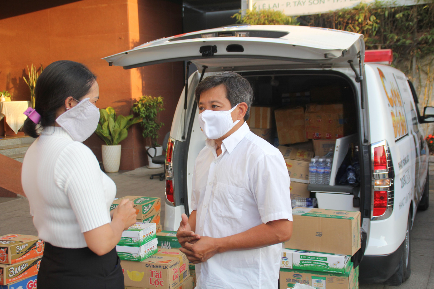 Ông Đoàn Ngọc Hải tiếp nhận quà của người dân đến gửi cho bà con nghèo