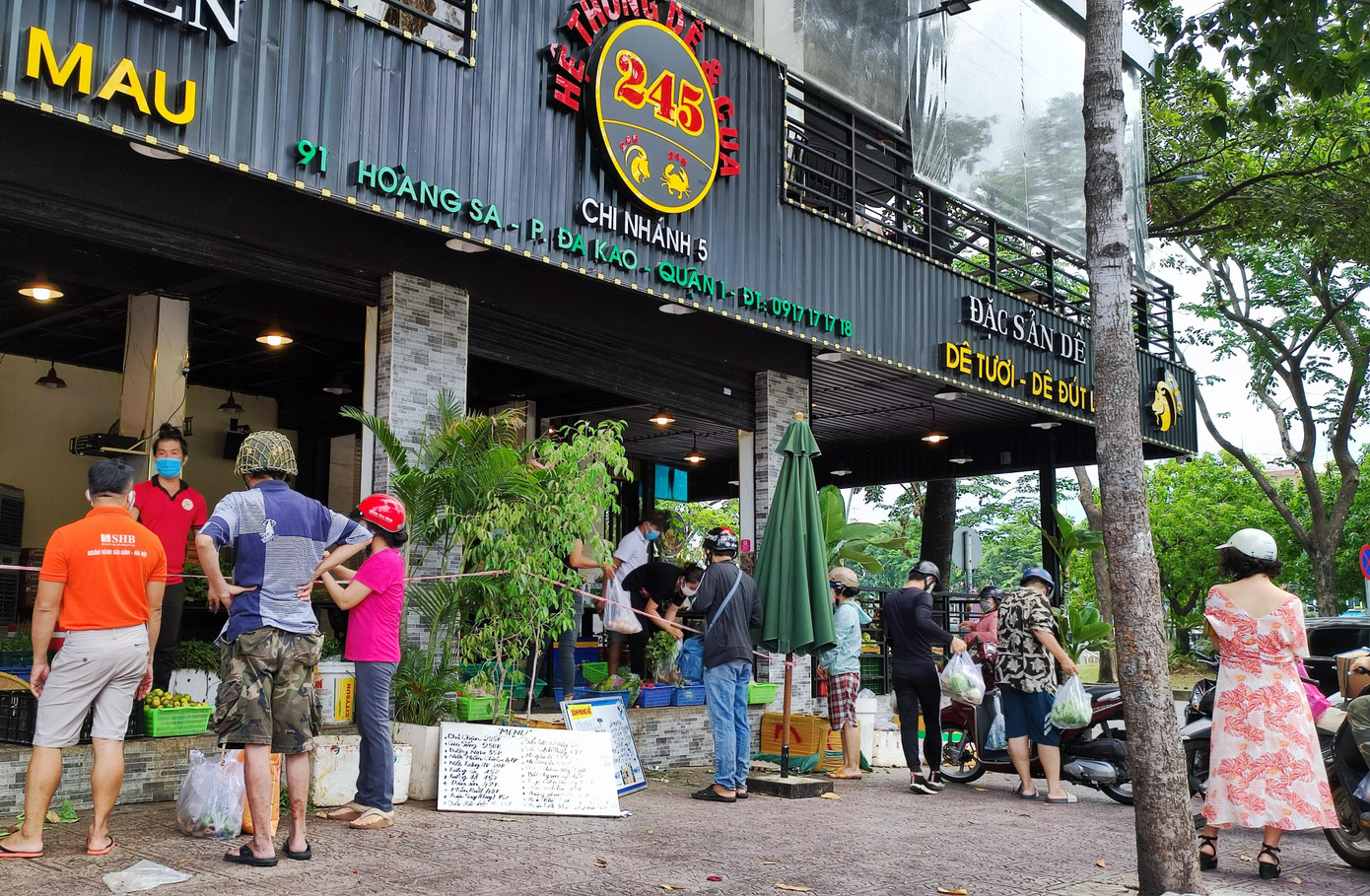 Nhiều người tập trung mua sắm nông sản tại một nhà hàng ở trên đường Hoàng Sa, quận 1. Sau khi ngừng kinh doanh quán ăn để phòng chống dịch, lâu nay nơi này chuyển sang buôn bán rau củ quả... phục vụ bà con nhân dân. Tại nơi công cộng đông người lúc này, bà con chủ động giãn cách và sát khuẩn cẩn thận. Nhiều người tập trung mua sắm nông sản tại một nhà hàng ở trên đường Hoàng Sa, quận 1. Sau khi ngừng kinh doanh quán ăn để phòng chống dịch, lâu nay nơi này chuyển sang buôn bán rau củ quả... phục vụ bà con nhân dân. Tại nơi công cộng đông người lúc này, bà con chủ động giãn cách và sát khuẩn cẩn thận.