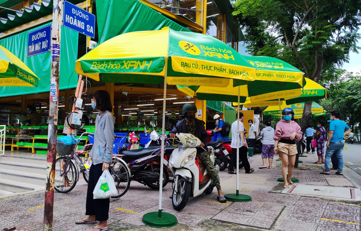 Bà con cũng đến các siêu thị, cửa hàng tiện lợi và quày hàng thực phẩm tự phát ở nhiều địa bàn... để mua sắm, tích trữ hàng hóa thiết yếu. Bà con cũng đến các siêu thị, cửa hàng tiện lợi và quày hàng thực phẩm tự phát ở nhiều địa bàn... để mua sắm, tích trữ hàng hóa thiết yếu.