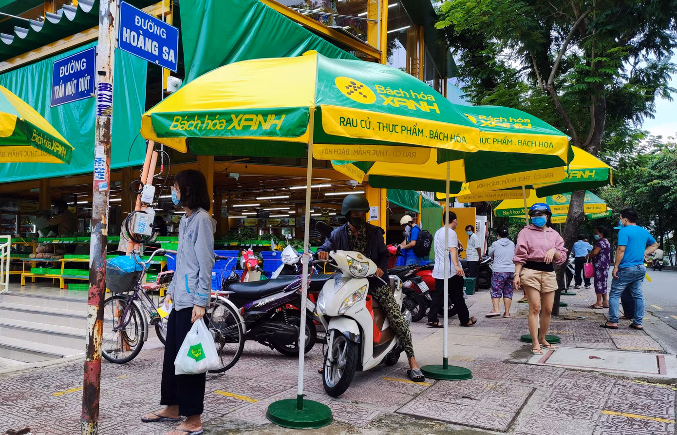 Bà con cũng đến các siêu thị, cửa hàng tiện lợi và quày hàng thực phẩm tự phát ở nhiều địa bàn... để mua sắm, tích trữ hàng hóa thiết yếu.