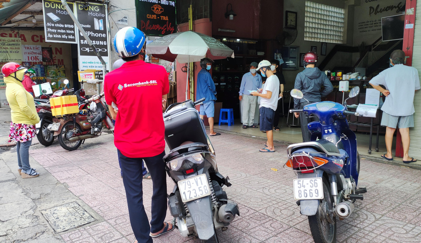 Cùng với các mặt hàng thịt, rau củ quả, người dân cũng tranh thủ mua cà phê, trà. Vừa đón nhận túi hàng cà phê, một người phụ nữ cho biết giá bán hiện cũng bình ổn như ngày thường. Cùng với các mặt hàng thịt, rau củ quả, người dân cũng tranh thủ mua cà phê, trà. Vừa đón nhận túi hàng cà phê, một người phụ nữ cho biết giá bán hiện cũng bình ổn như ngày thường.