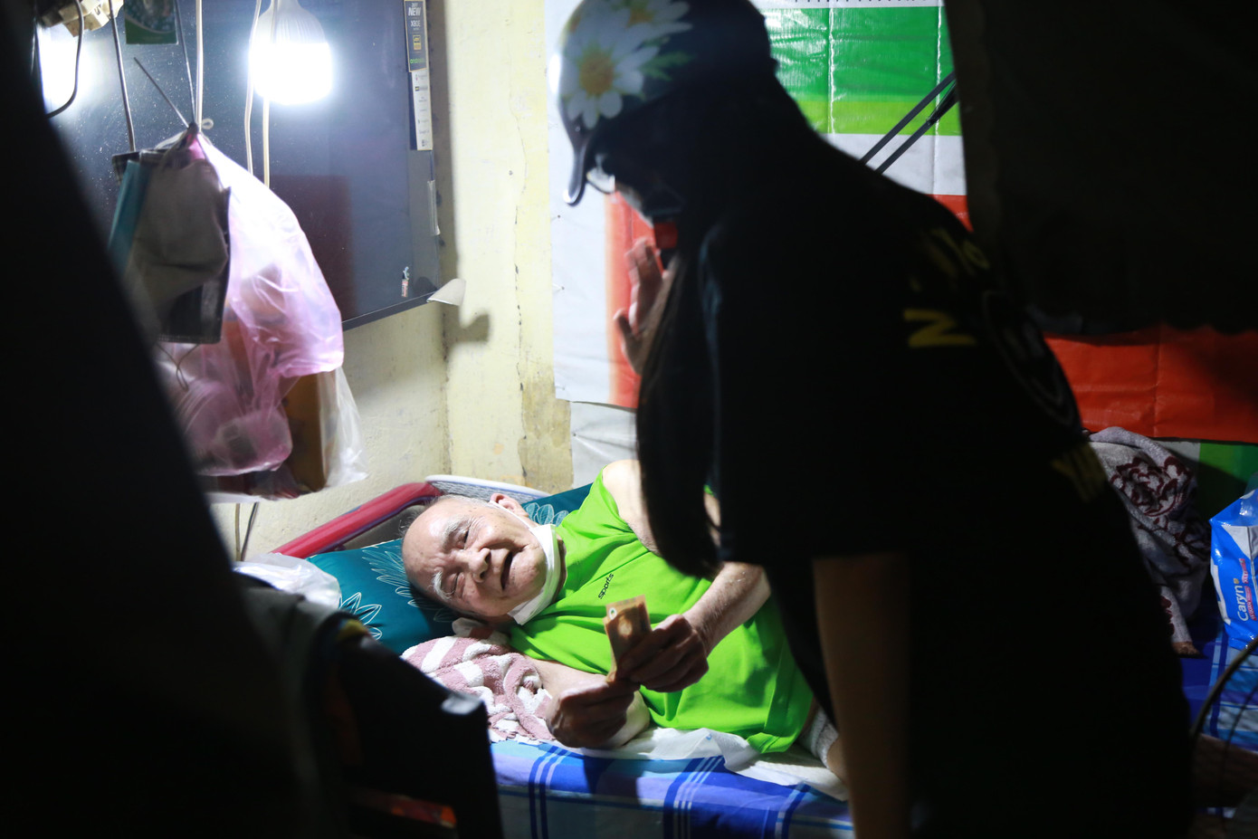 Cũng tại khu vực này, khi nghe người dân giới thiệu, Phương đã vào thăm một cụ ông ở gần đó. Cụ ông đã cao tuổi, lại ốm đau nên ngoài chiếc áo ấm, cô gái trẻ đã gửi thêm ông một số tiền đủ trang trải ăn uống, thuốc men khi cần. Cũng tại khu vực này, khi nghe người dân giới thiệu, Phương đã vào thăm một cụ ông ở gần đó. Cụ ông đã cao tuổi, lại ốm đau nên ngoài chiếc áo ấm, cô gái trẻ đã gửi thêm ông một số tiền đủ trang trải ăn uống, thuốc men khi cần.