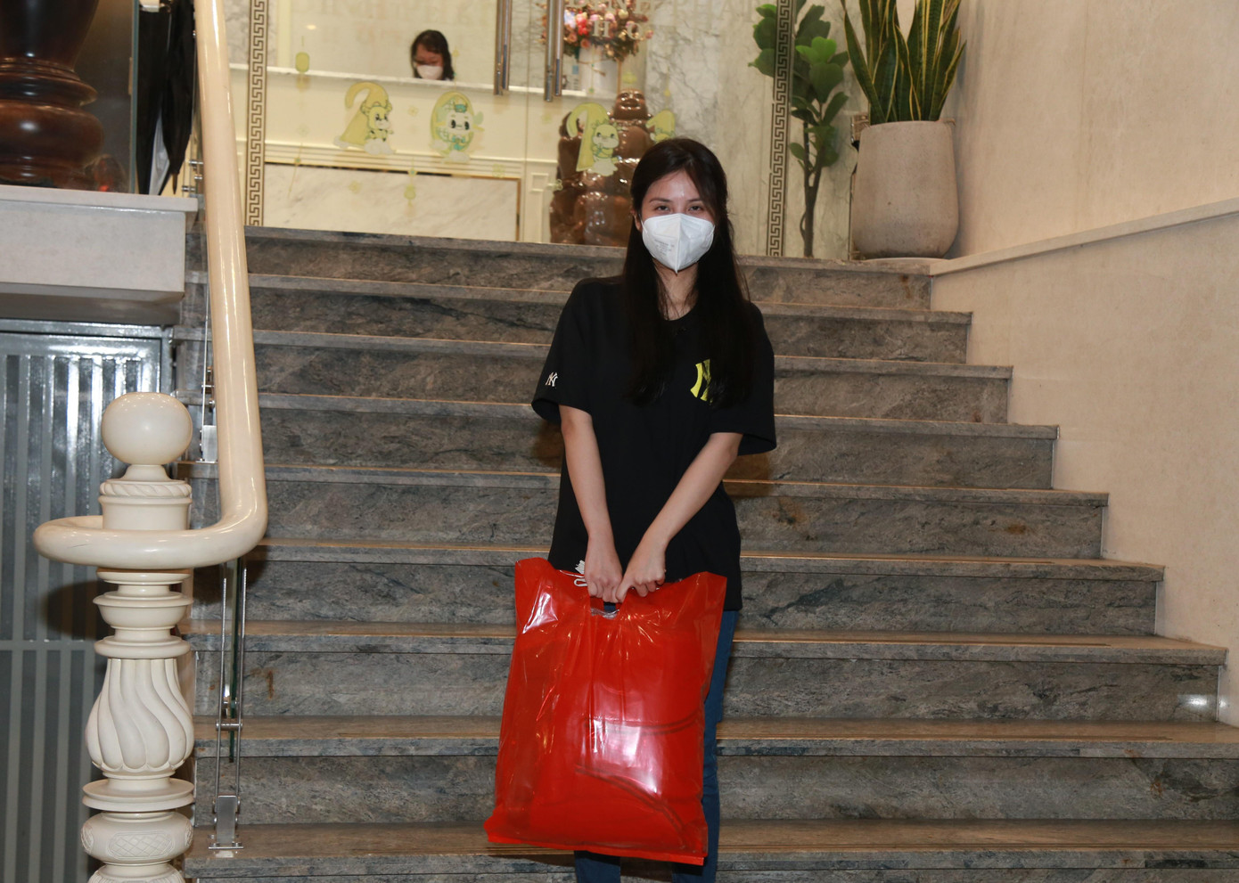 Trúc Phương được nhiều người biết đến và quý mến bởi tấm lòng hào hiệp, thương người như thể thương thân và không ít người xem cô như "cô tiên giữa đời thường, cô tiên của người nghèo". Nhiều năm qua, cô gái trẻ đã liên tục vận động quyên góp để mang đến niềm vui cho những hoàn cảnh cùng cực, hiểm nghèo. Mới đây, Phương đã bị nhiễm COVID-19 sau một lần đi phát quà thiện nguyện. Sau khi khỏi bệnh, cô gái Sài thành liền lên kế hoạch tiếp tục giúp đỡ những người khó khăn. Trúc Phương được nhiều người biết đến và quý mến bởi tấm lòng hào hiệp, thương người như thể thương thân và không ít người xem cô như "cô tiên giữa đời thường, cô tiên của người nghèo". Nhiều năm qua, cô gái trẻ đã liên tục vận động quyên góp để mang đến niềm vui cho những hoàn cảnh cùng cực, hiểm nghèo. Mới đây, Phương đã bị nhiễm COVID-19 sau một lần đi phát quà thiện nguyện. Sau khi khỏi bệnh, cô gái Sài thành liền lên kế hoạch tiếp tục giúp đỡ những người khó khăn.