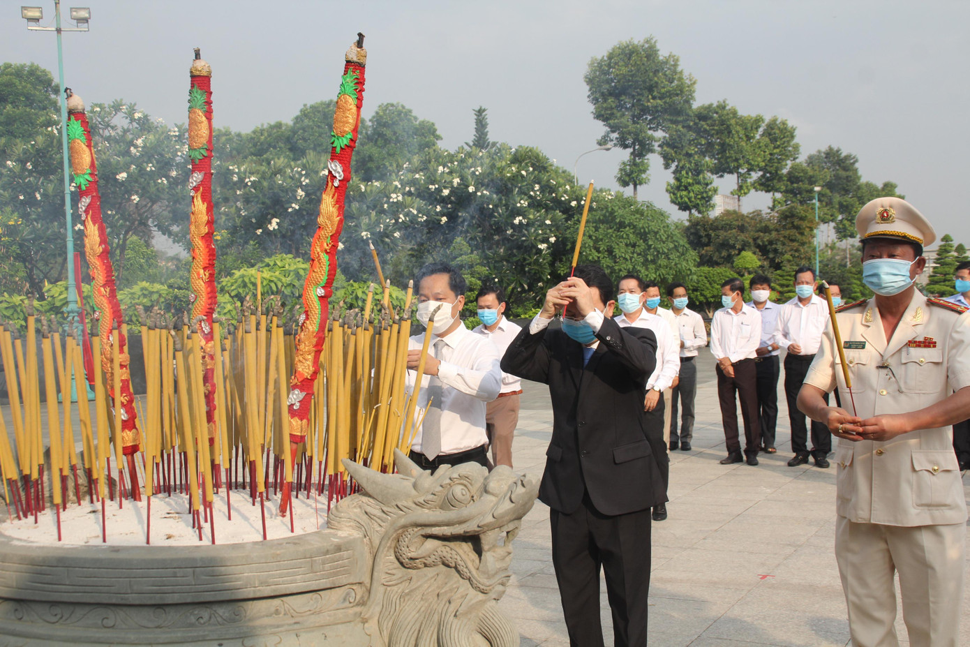 Đoàn đại biểu Thành ủy - HĐND - UBND - Ủy ban MTTQ Việt Nam thành phố Thủ Đức dâng hương Đoàn đại biểu Thành ủy - HĐND - UBND - Ủy ban MTTQ Việt Nam thành phố Thủ Đức dâng hương