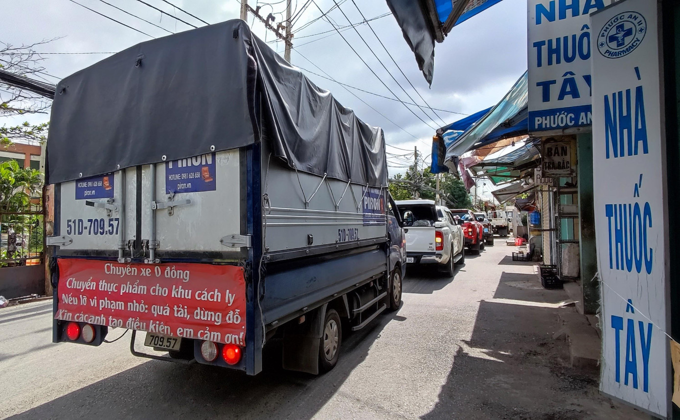 Những chuyến xe chan chứa nghĩa tình của nhóm thanh niên vẫn đều đặn lăn bánh mỗi ngày đến những nơi cần. Xã hội buộc phải giãn cách để tránh dịch bệnh, nhưng tấm lòng sẻ chia với người nghèo của anh em đội xe thì mỗi lúc thêm xích lại gần hơn. Những chuyến xe chan chứa nghĩa tình của nhóm thanh niên vẫn đều đặn lăn bánh mỗi ngày đến những nơi cần. Xã hội buộc phải giãn cách để tránh dịch bệnh, nhưng tấm lòng sẻ chia với người nghèo của anh em đội xe thì mỗi lúc thêm xích lại gần hơn.
