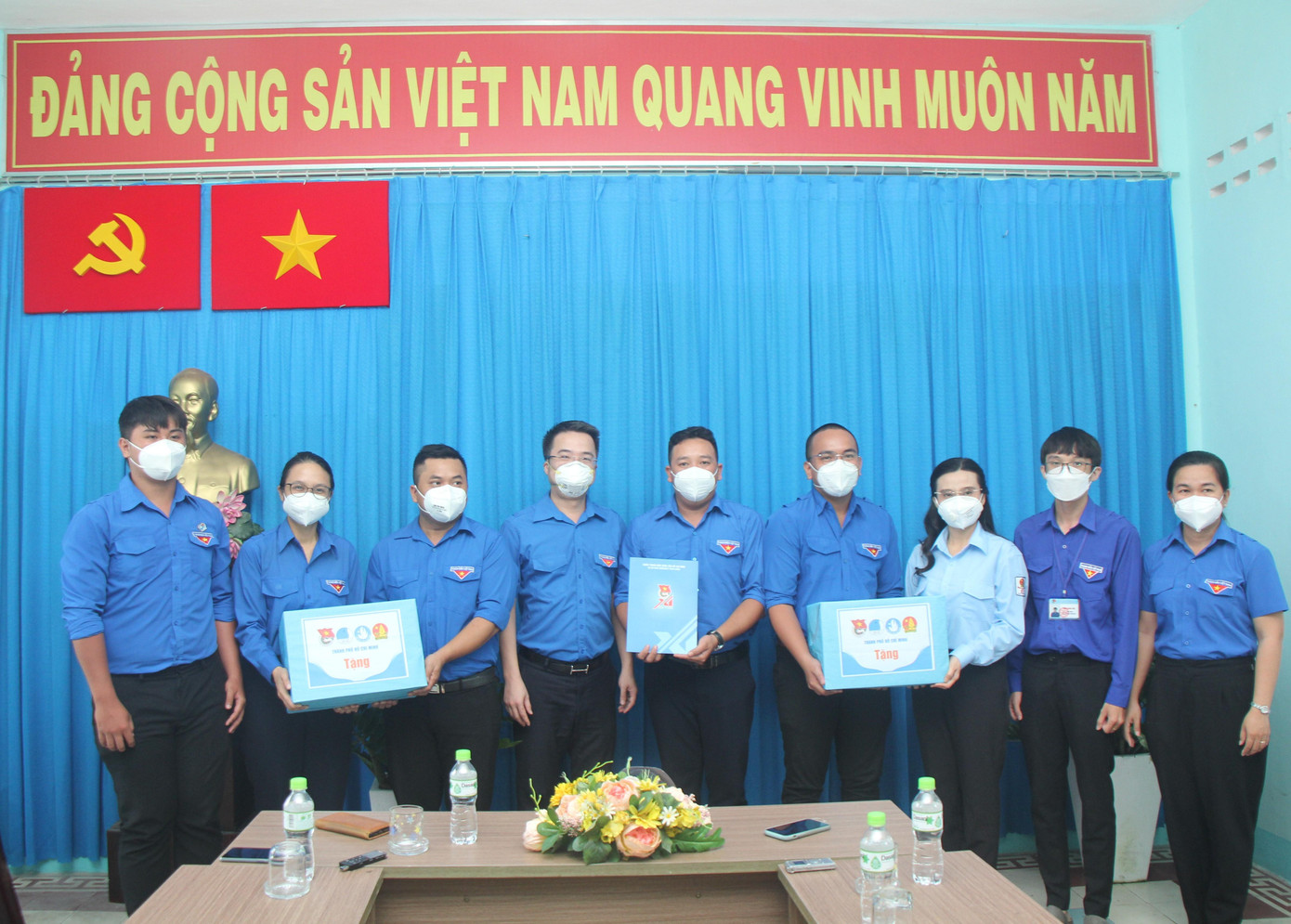 Thay mặt T.Ư Đoàn, anh Nguyễn Tường Lâm gửi tặng phần quà cám ơn, động viên các đội hình hoạt động sôi nổi thời gian qua.