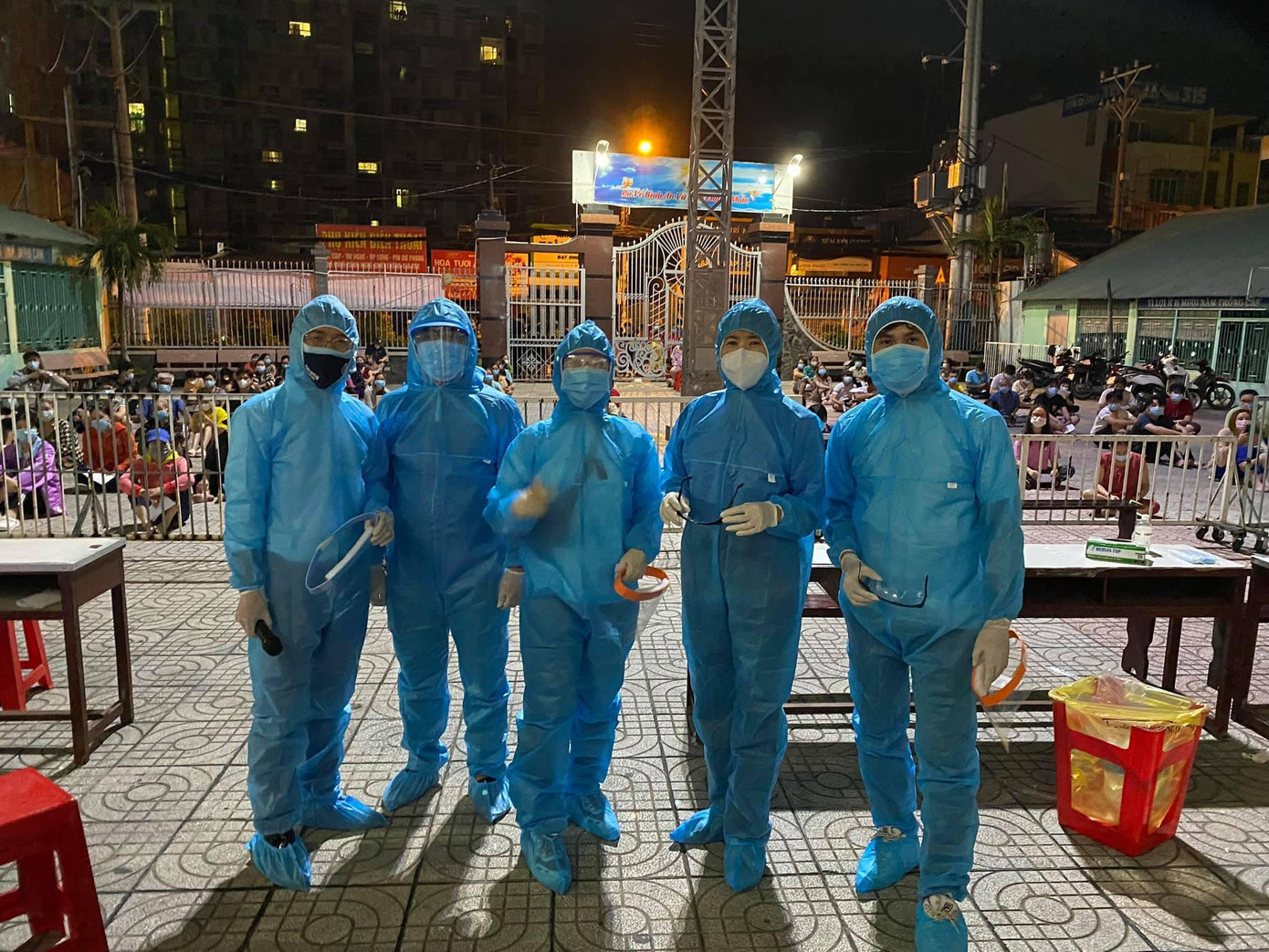 Không quản vất vả, đêm qua, các nghệ sỹ gồm MC Quỳnh Hoa, Quốc Bình, Huỳnh Như, Phùng Thế Phi... đã tham gia hỗ trợ lấy mẫu xét nghiệm cho bà con tại quận Gò Vấp. "Nghệ sỹ vốn quen thức khuya nên việc hỗ trợ cho các y bác sỹ lấy mẫu xét nghiệm đến 2 giờ sáng diễn ra rất nhẹ nhàng", MC Quỳnh Hoa bộc bạch. Nữ MC cũng tích cực kêu gọi các bạn trẻ tham gia hỗ trợ công tác phòng chống dịch tại các khu cách ly, các điểm lấy mẫu trong cộng đồng...