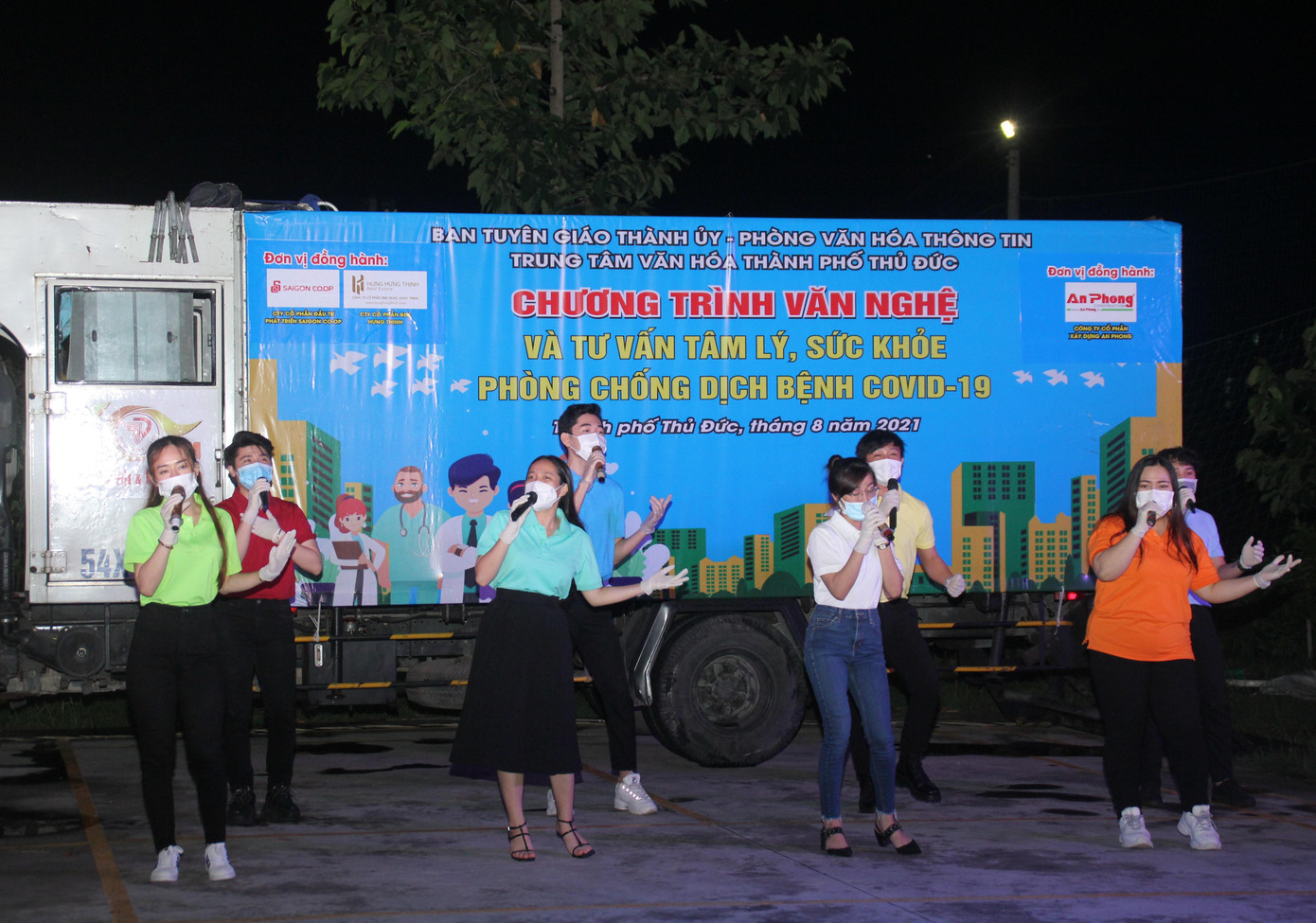 Quy tục nhiều giọng ca thuộc Trường Đại học Văn hóa TPHCM và Nhạc viện TPHCM, nhóm Sen Việt tham gia biểu diễn nhiều tiết mục trong đêm nhạc.