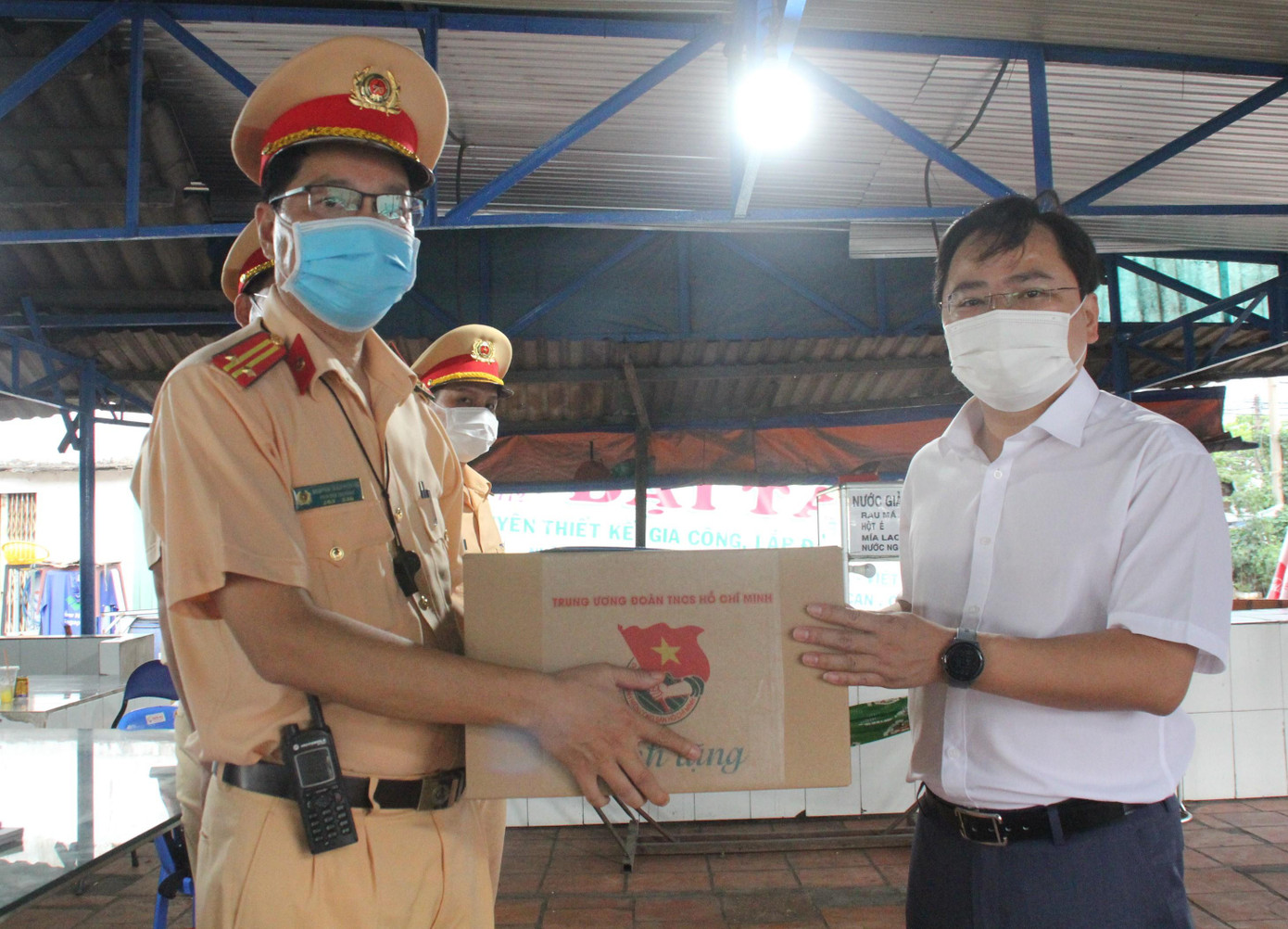 Anh Nguyễn Anh Tuấn trao phần quà cho các lực lượng phòng chống dịch Anh Nguyễn Anh Tuấn trao phần quà cho các lực lượng phòng chống dịch