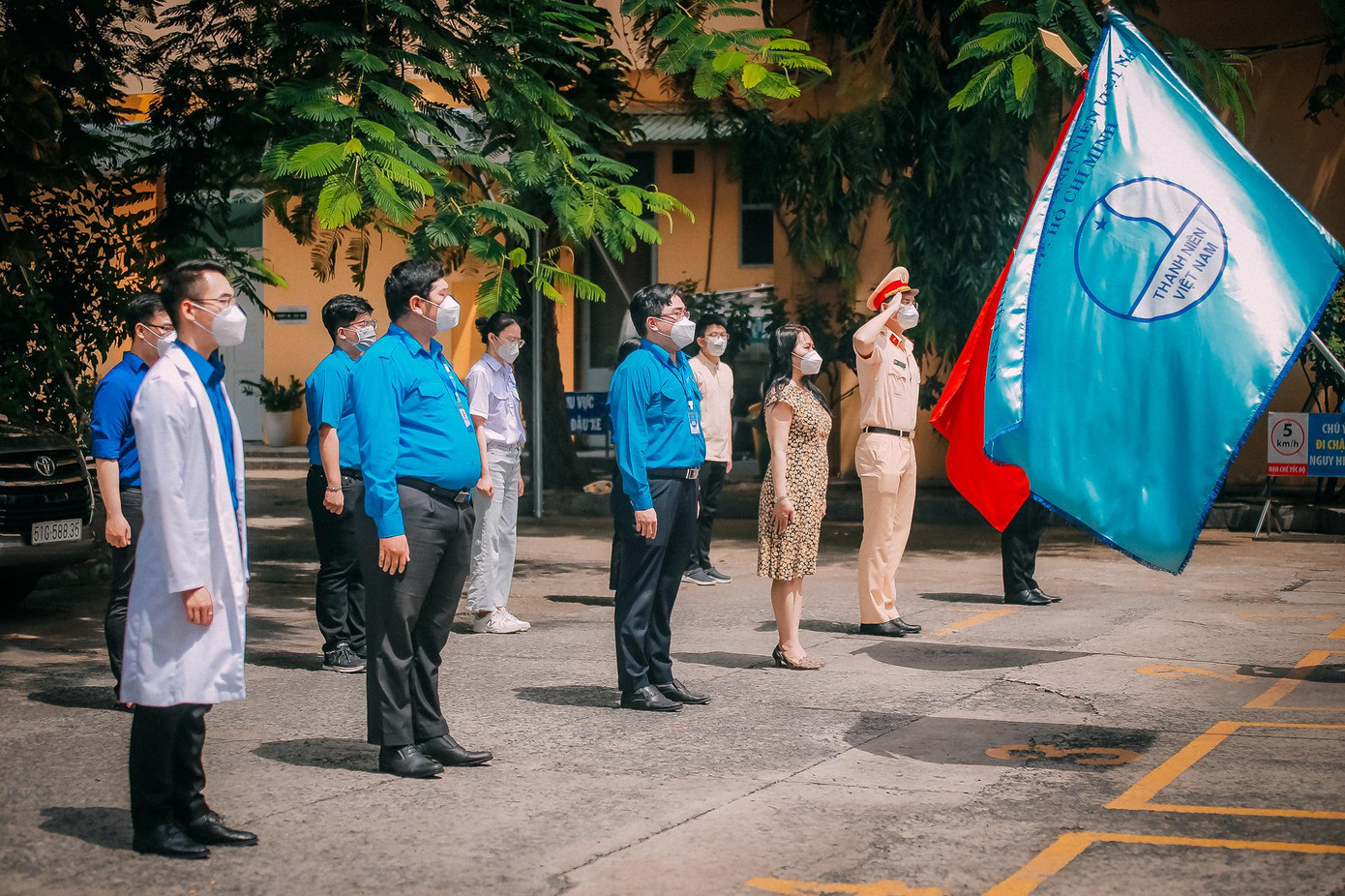 Anh Ngô Minh Hải (giữa), Phó Bí thư Thường trực Thành Đoàn, Chủ tịch Hội LHTN Việt Nam TPHCM tham dự lễ chào cờ "Tôi yêu Tổ quốc tôi", hoạt động mở màn đợt cao điểm 65 năm ngày truyền thống Hội Liên hiệp Thanh niên Việt Nam và tham gia phòng, chống dịch bệnh COVID-19 (Ảnh: Hội LHTN Việt Nam TPHCM) Anh Ngô Minh Hải (giữa), Phó Bí thư Thường trực Thành Đoàn, Chủ tịch Hội LHTN Việt Nam TPHCM tham dự lễ chào cờ "Tôi yêu Tổ quốc tôi", hoạt động mở màn đợt cao điểm 65 năm ngày truyền thống Hội Liên hiệp Thanh niên Việt Nam và tham gia phòng, chống dịch bệnh COVID-19 (Ảnh: Hội LHTN Việt Nam TPHCM)