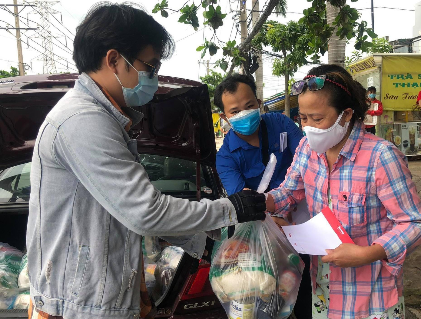 Tiếp nối hoạt động trao quà tại phường Bình Hưng Hòa B, đại diện báo Tiền Phong tiếp tục trao số quà còn lại cho 16 người dân tại phường Bình Trị Đông B. Ảnh: Uyên Phương
