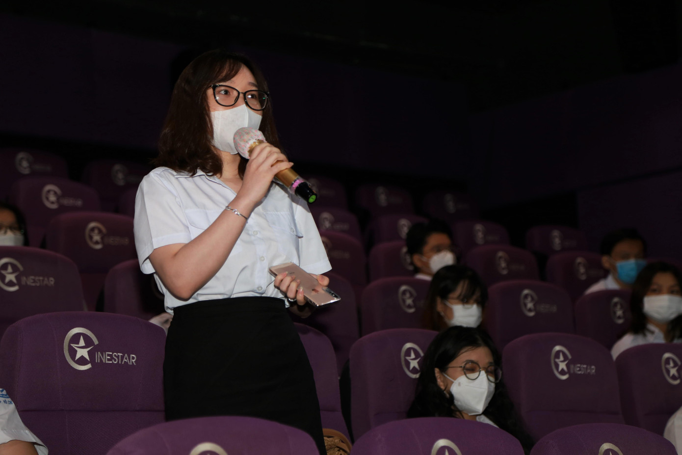 Các bạn sinh viên chia sẻ mối quan tâm với liên hoan phim lần này. Các bạn sinh viên chia sẻ mối quan tâm với liên hoan phim lần này.