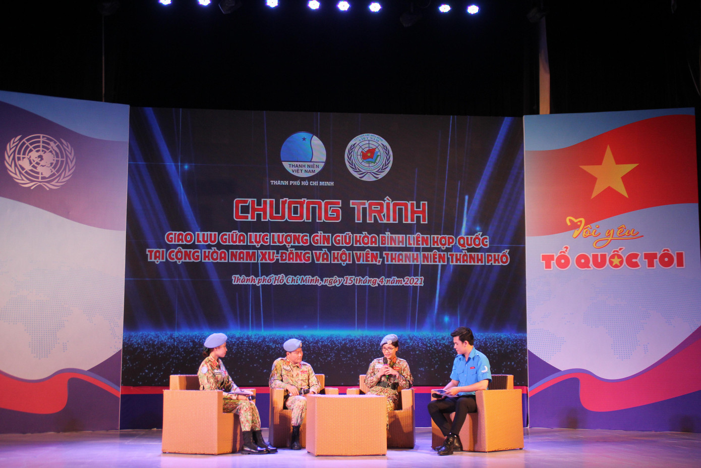 Các cán bộ, chiến sỹ mũ nồi xanh chia sẻ tại buổi giao lưu Các cán bộ, chiến sỹ mũ nồi xanh chia sẻ tại buổi giao lưu