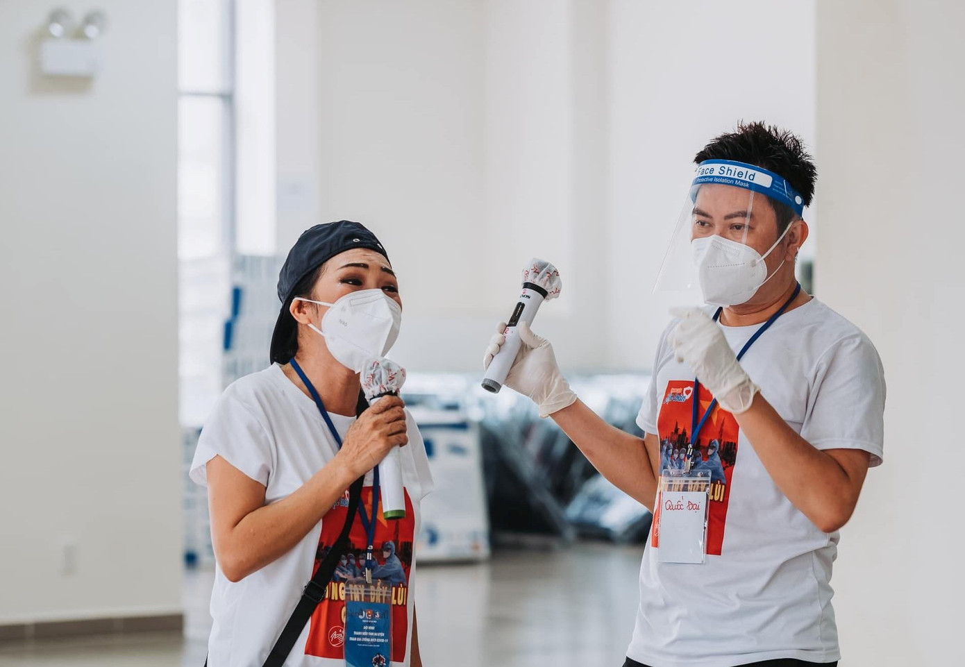 Trong lúc chờ tới lượt cắt tóc, các nhân viên y tế của bệnh viện có dịp nghe các nghệ sỹ hát nhiều bài nhạc đủ mọi thể loại. Trong ảnh, ca sỹ Phương Thanh và Quốc Đại tái hợp mang đến bầu không khí thoải mái, thư giãn cho các y bác sỹ sau thời gian dài làm việc vất vả.