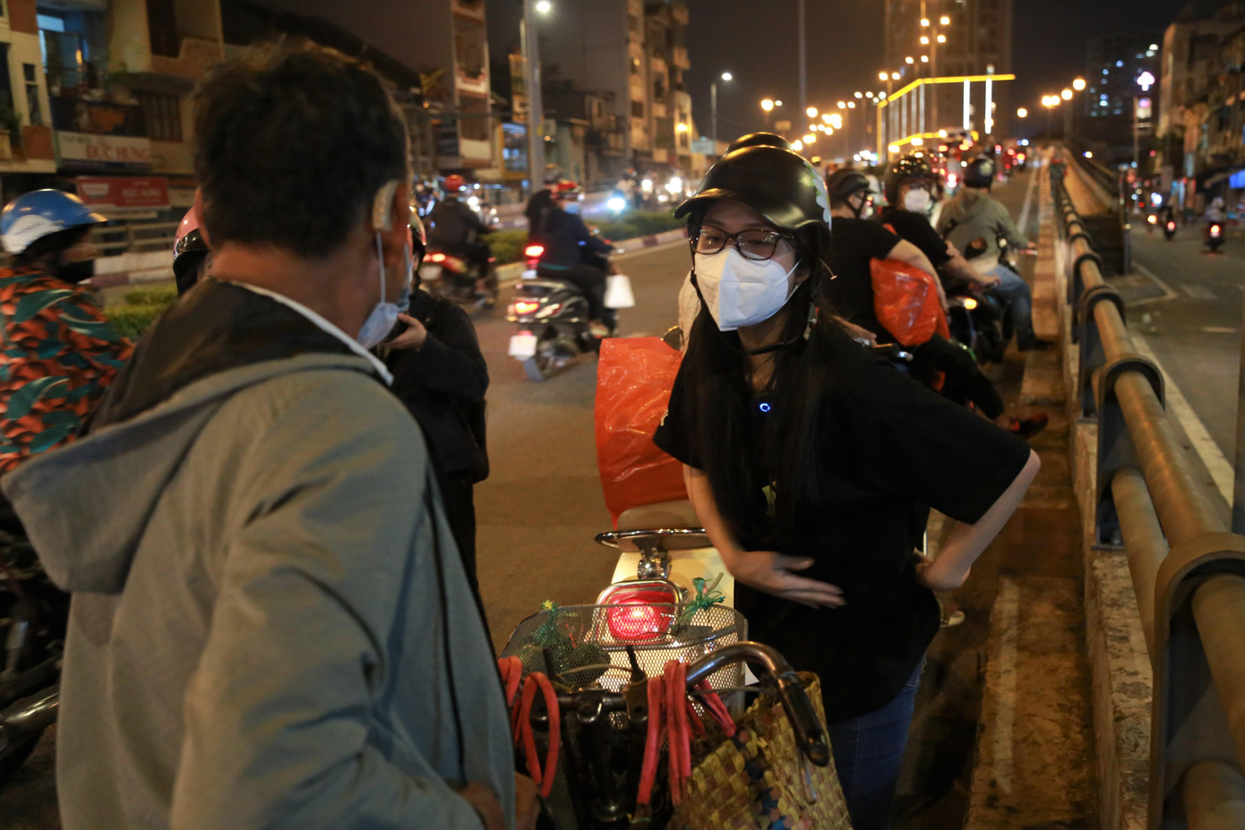 Thấy một người đi xe đạp dưới chân cầu, Phương dừng lại gửi ông chiếc áo cùng lời hỏi thăm ân cần. Thấy một người đi xe đạp dưới chân cầu, Phương dừng lại gửi ông chiếc áo cùng lời hỏi thăm ân cần.