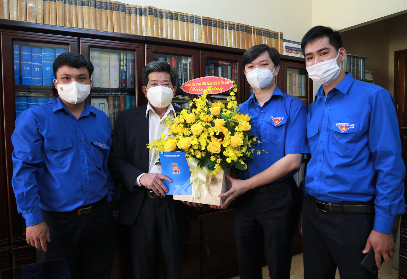 Anh Nguyễn Minh Triết tặng hoa, quà cho thầy Vũ Tình Anh Nguyễn Minh Triết tặng hoa, quà cho thầy Vũ Tình