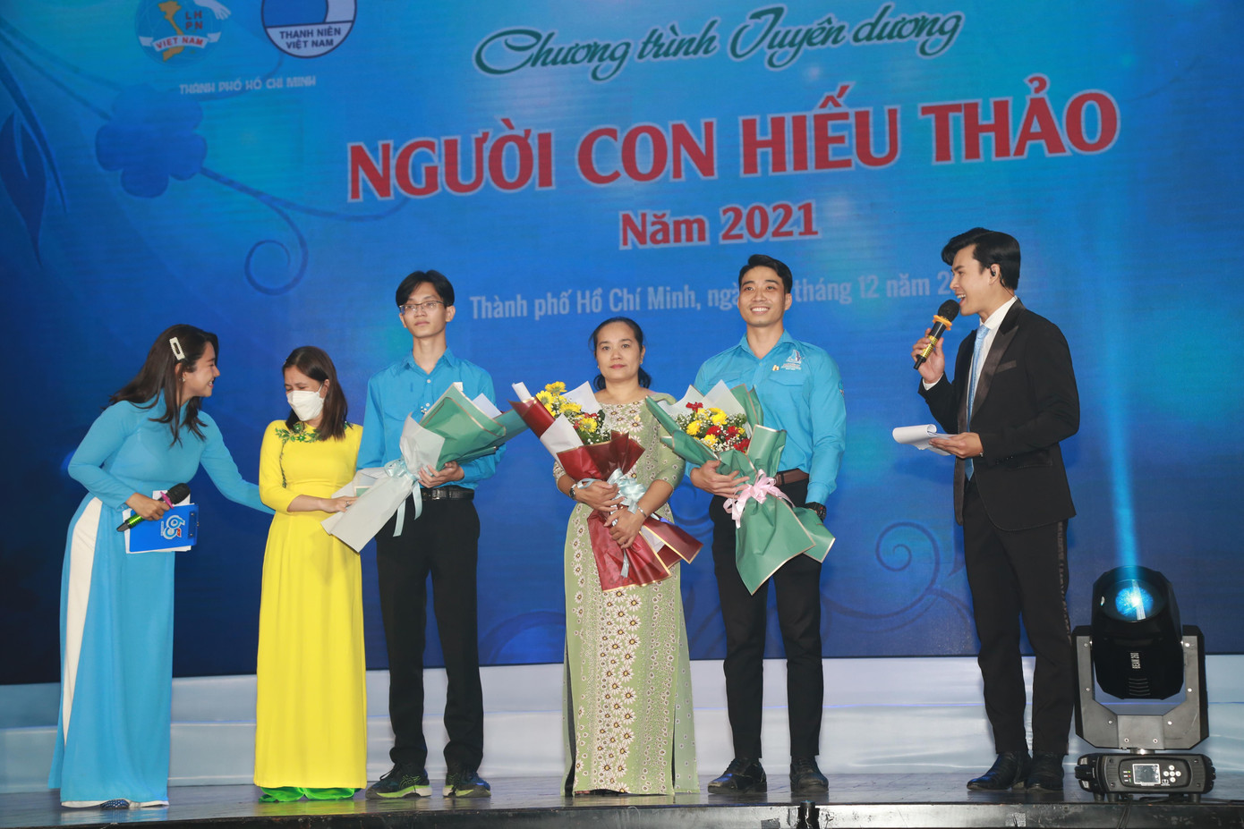 Các tấm gương hiếu thảo tham dự chương trình Các tấm gương hiếu thảo tham dự chương trình