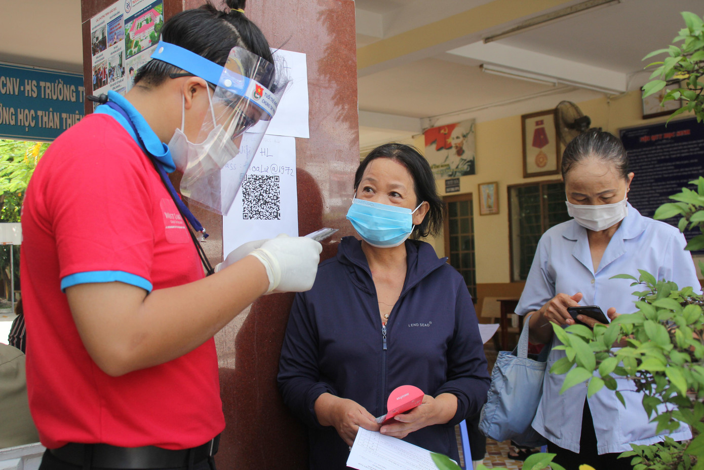 Chia sẻ về lý do tham gia công việc hỗ trợ tiêm vắc xin, chàng thanh niên Lý Nhựt Thuận (16 tuổi, ngụ phường Phước Bình) bày tỏ: &quot;Em muốn giúp cộng đồng nhiều hơn, giúp đất nước chống dịch nhanh hơn&quot;. Trong hai ngày qua, Nhựt Thuận điều phối, hướng dẫn người dân giữ khoảng cách an toàn trước và sau khi tiêm để hỗ trợ các y bác sỹ. Thuận cho biết cậu sẽ tiếp tục tham gia hoạt động tình nguyện này những ngày tới.