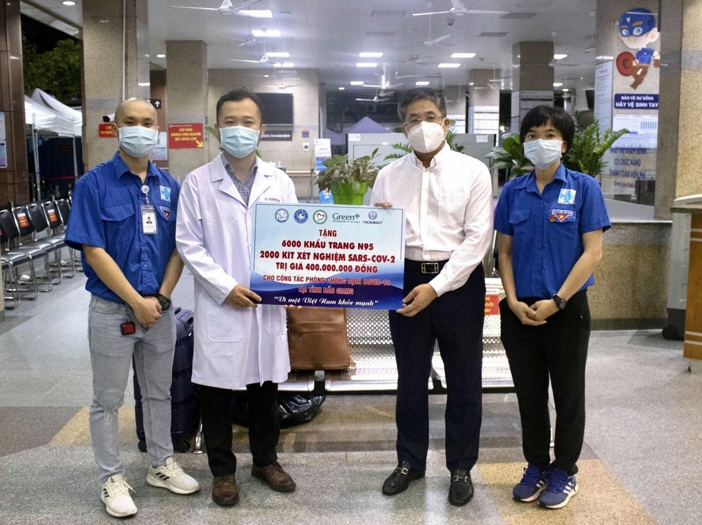 Các bác sỹ trẻ mang nhiều vật tư y tế thiết thực để hỗ trợ Bắc Giang sớm vượt qua thời điểm khó khăn này