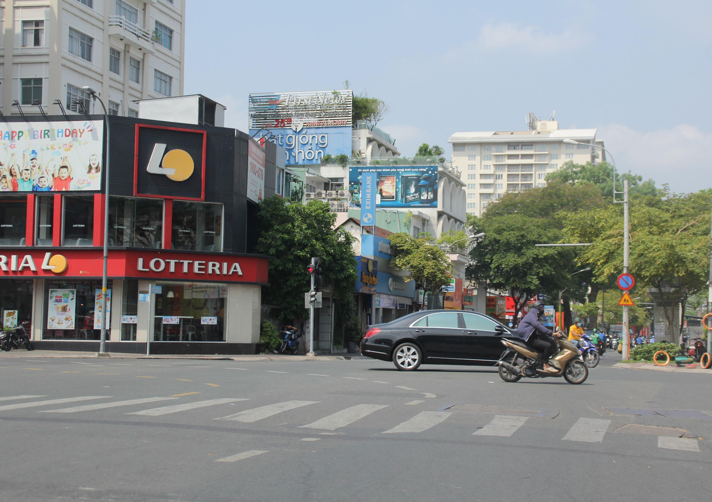 Trong khi đó, khu vực trung tâm TPHCM thưa vắng hơn hẳn những ngày thường