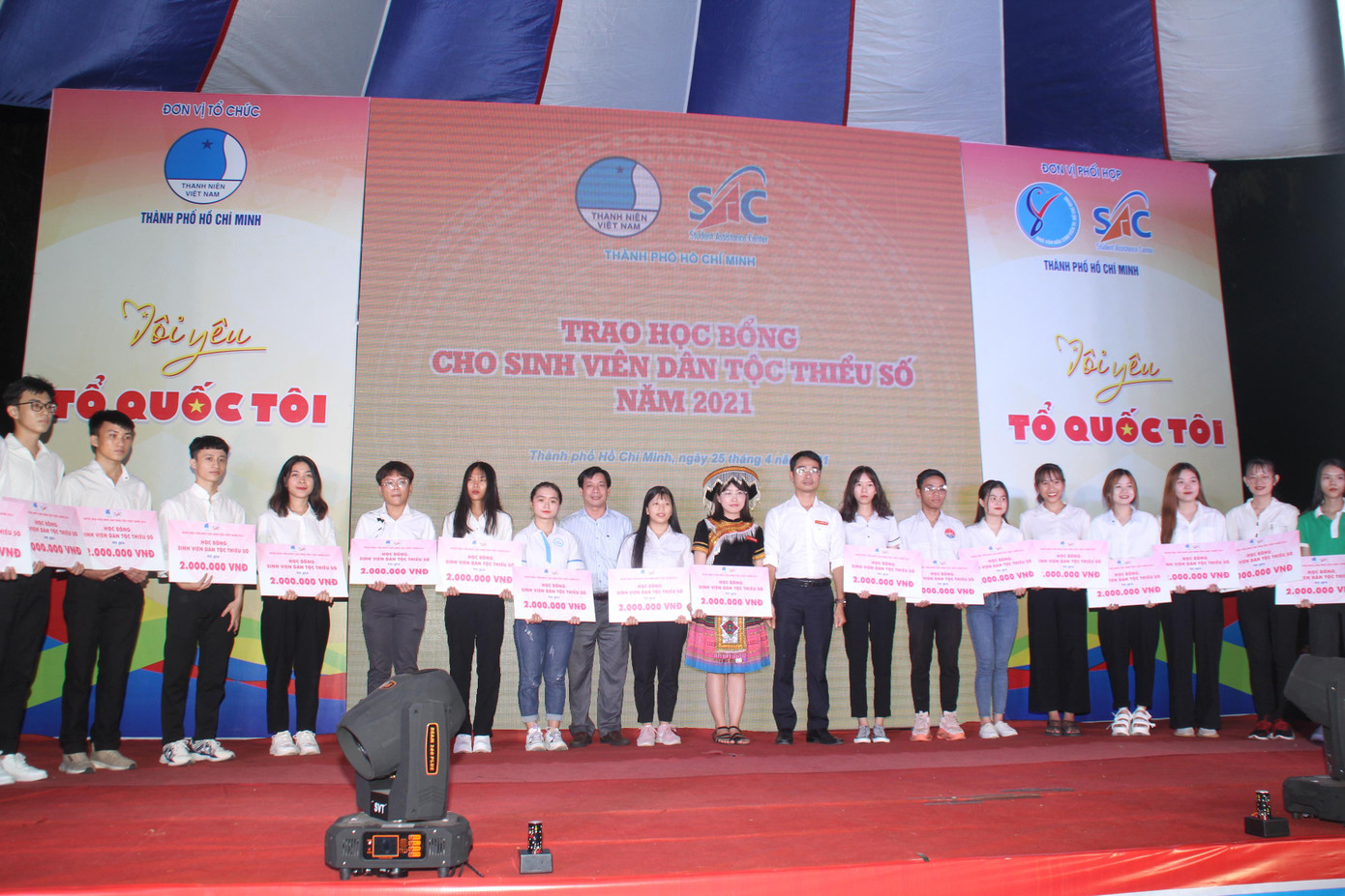 Trung tâm Hỗ trợ học sinh, sinh viên TPHCM cũng trao tặng 20 suất học bổng (2 triệu đồng/ suất) cho các sinh viên dân tộc có hoàn cảnh đặc biệt khó khăn đang học tập tại thành phố