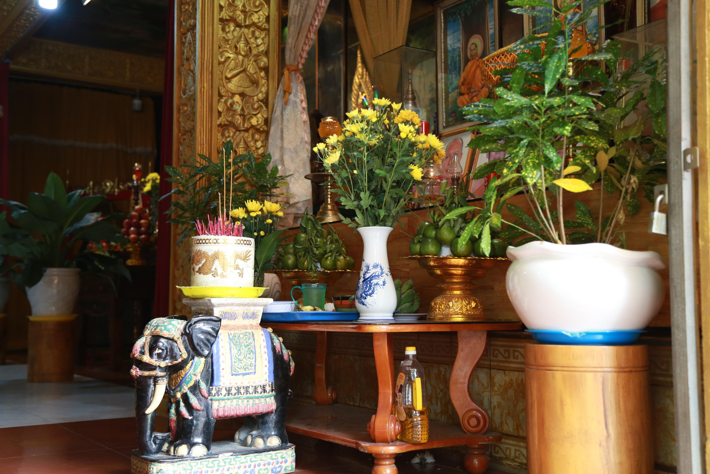 Không gian thờ phụng các vị cố trụ trì.