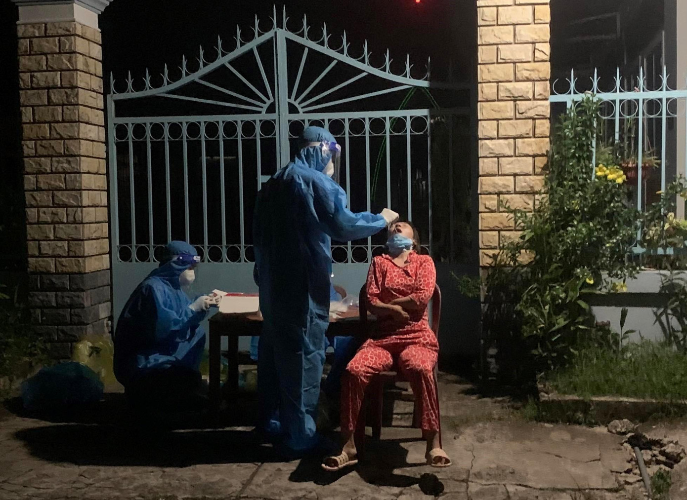 Hoàng Trường lấy mẫu xét nghiệm COVID cho người dân Sóc Trăng