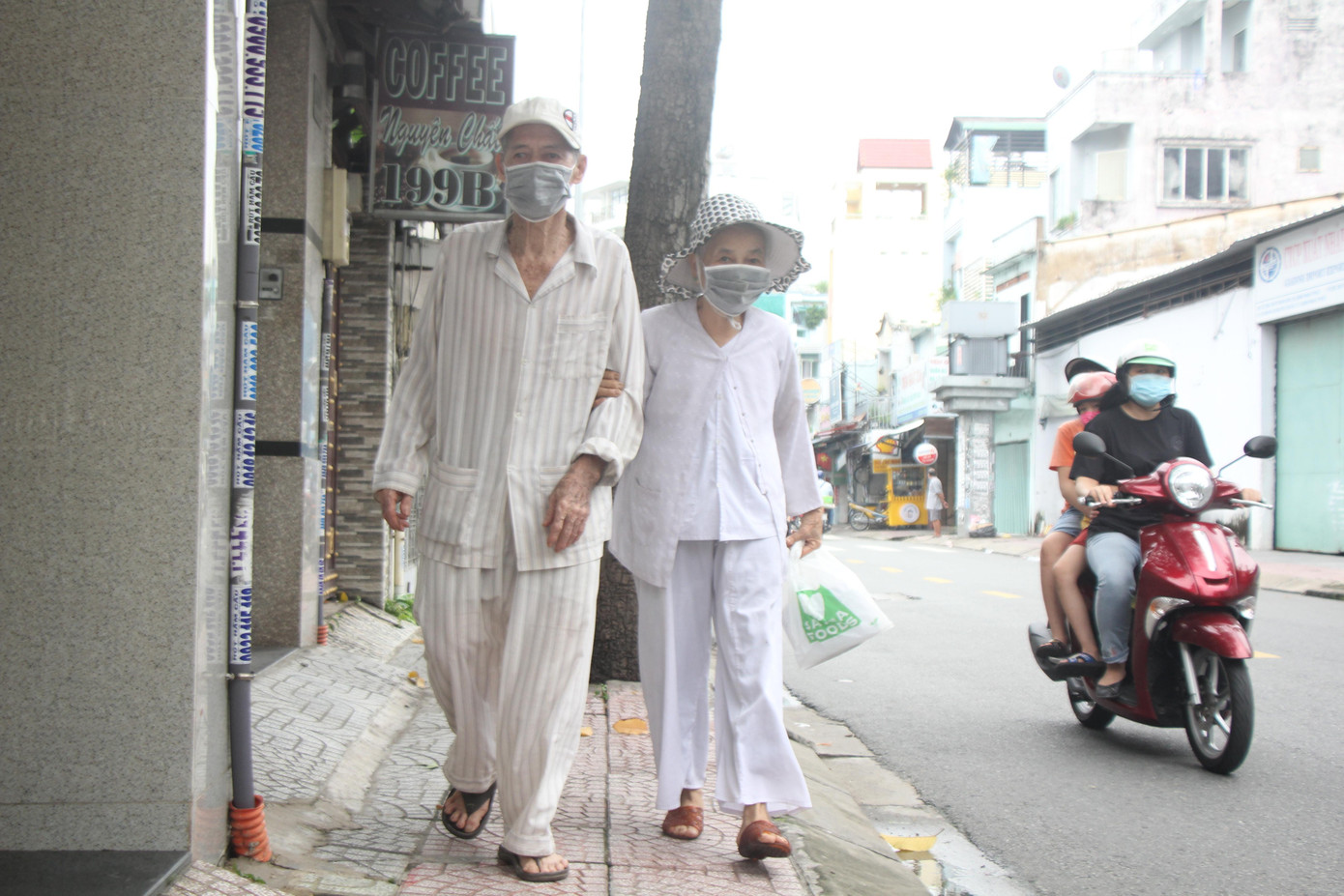 Giữa trưa 6/10, sau khi gửi tặng khá nhiều phần cơm, ông bà dắt nhau đến điểm tiêm vắc xin gần nhà. Giữa trưa 6/10, sau khi gửi tặng khá nhiều phần cơm, ông bà dắt nhau đến điểm tiêm vắc xin gần nhà.