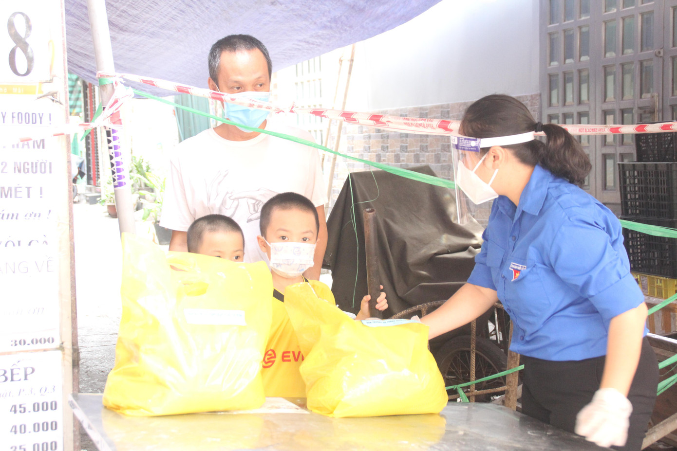 Chị Trịnh Thị Hiền Trân, Trưởng ban Tuyên giáo Thành Đoàn TPHCM trao quà cho các em thiếu nhi trong hẻm 51/118 Cao Thắng (phường 3, quận 3) trong sáng nay, 8/8. Chị Trịnh Thị Hiền Trân, Trưởng ban Tuyên giáo Thành Đoàn TPHCM trao quà cho các em thiếu nhi trong hẻm 51/118 Cao Thắng (phường 3, quận 3) trong sáng nay, 8/8.