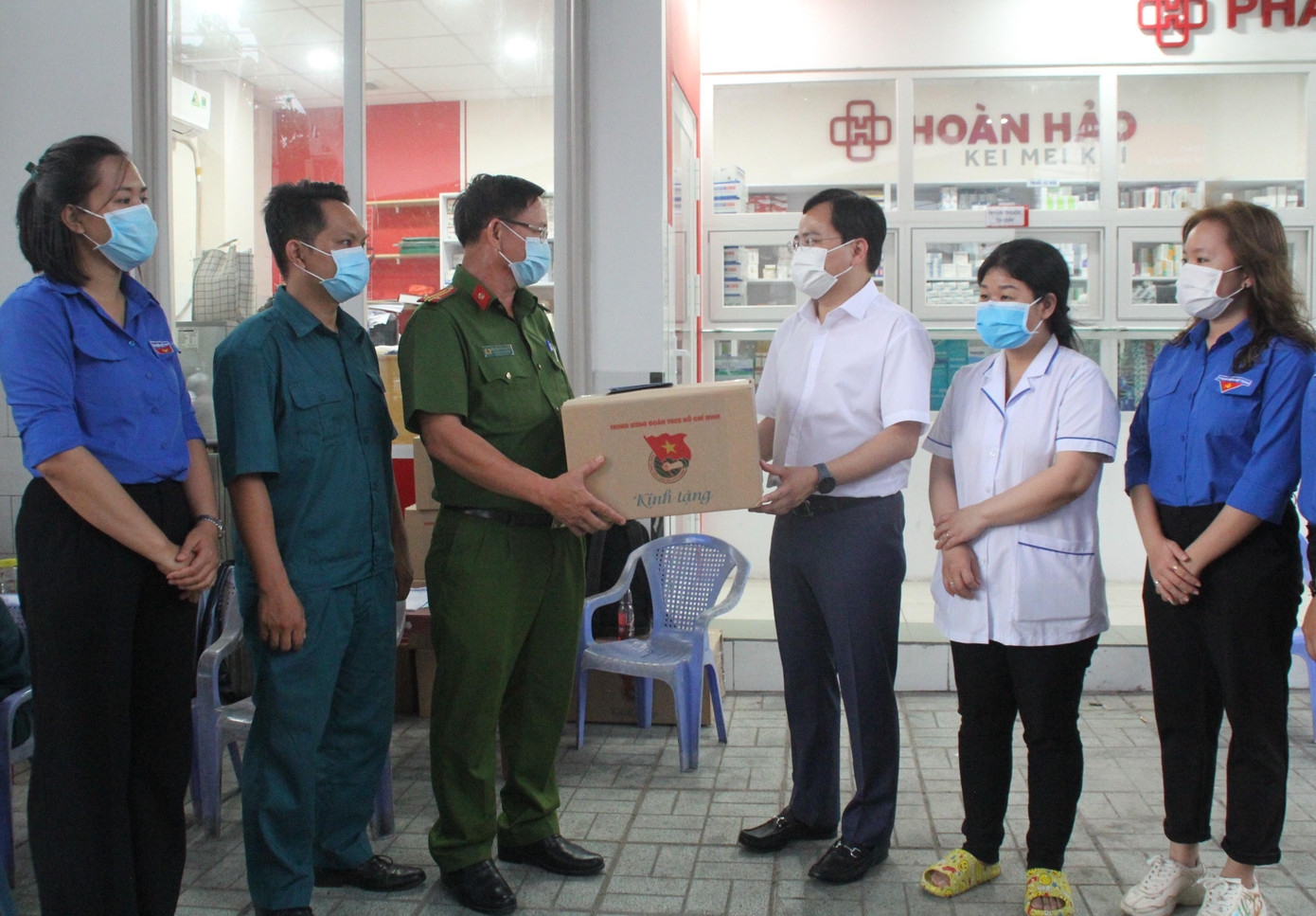 Bí thư thứ nhất T.Ư Đoàn Nguyễn Anh Tuấn trao quà động viên các lực lượng làm nhiệm vụ tại đây Bí thư thứ nhất T.Ư Đoàn Nguyễn Anh Tuấn trao quà động viên các lực lượng làm nhiệm vụ tại đây