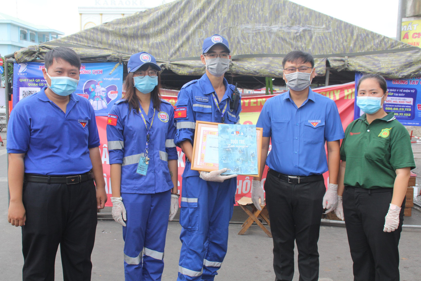 Ban Thường vụ Thành Đoàn tặng quà, bằng khen cho các tình nguyện viên tham gia hỗ trợ công tác phòng chống dịch những ngày qua