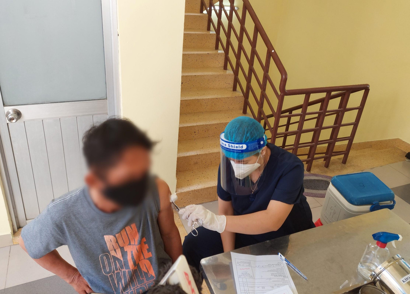 Một bệnh nhân HIV được tiêm mũi 3 trong sáng 10/12.