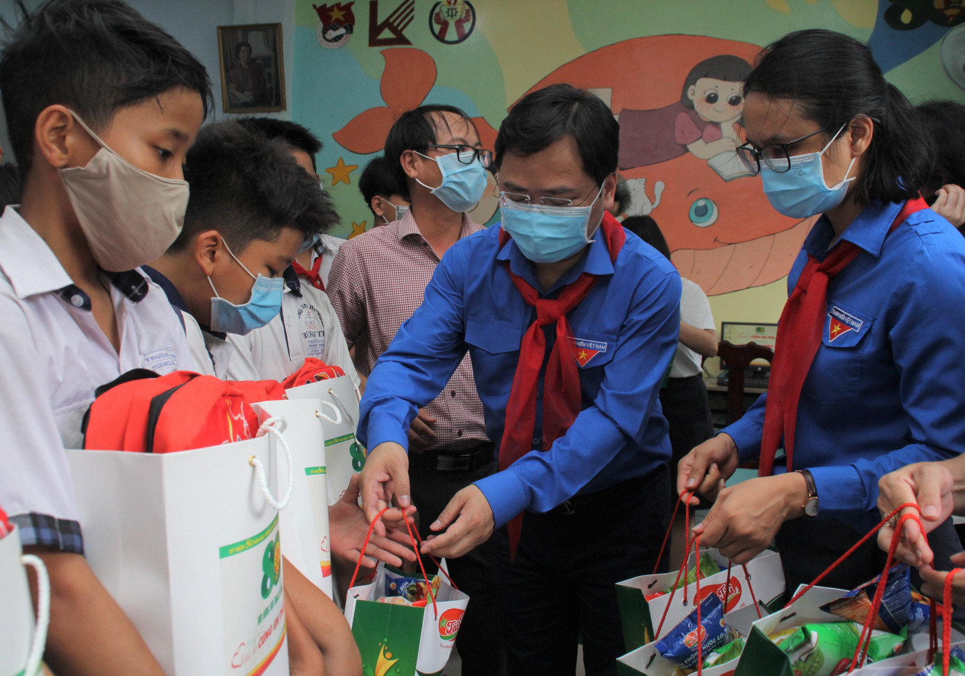 Bí thư thứ nhất T.Ư Đoàn Nguyễn Anh Tuấn thăm hỏi, tặng quà các em thiếu nhi, đội viên đang sinh hoạt, rèn luyện tại Làng Thiếu niên Thủ Đức